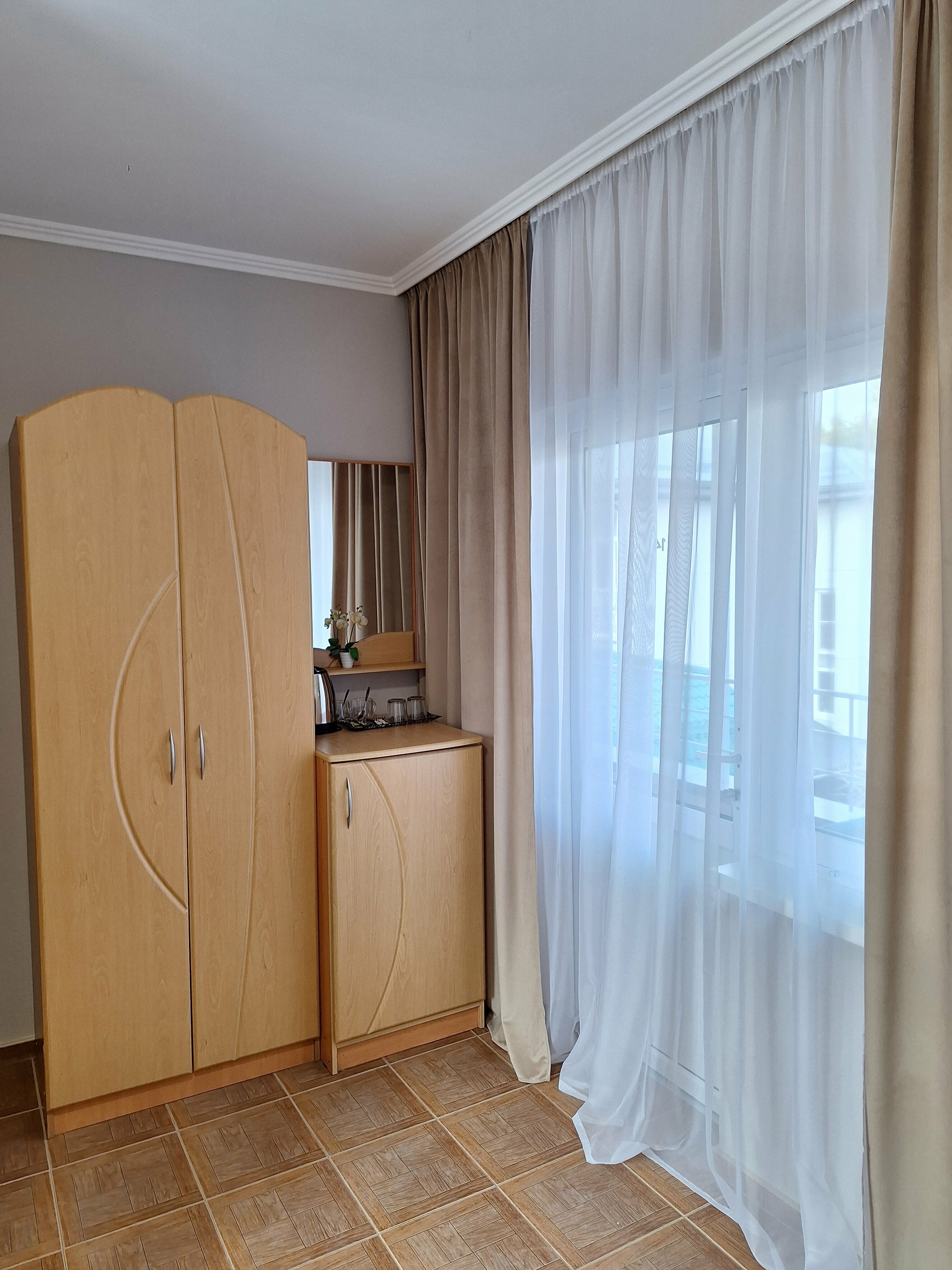 «КОМФОРТ» СТАНДАРТНЫЙ  НОМЕР С  РАЗДЕЛЬНЫМИ КРОВАТЯМИ,  ОДНОСПАЛЬНЫМ  ДИВАНОМ