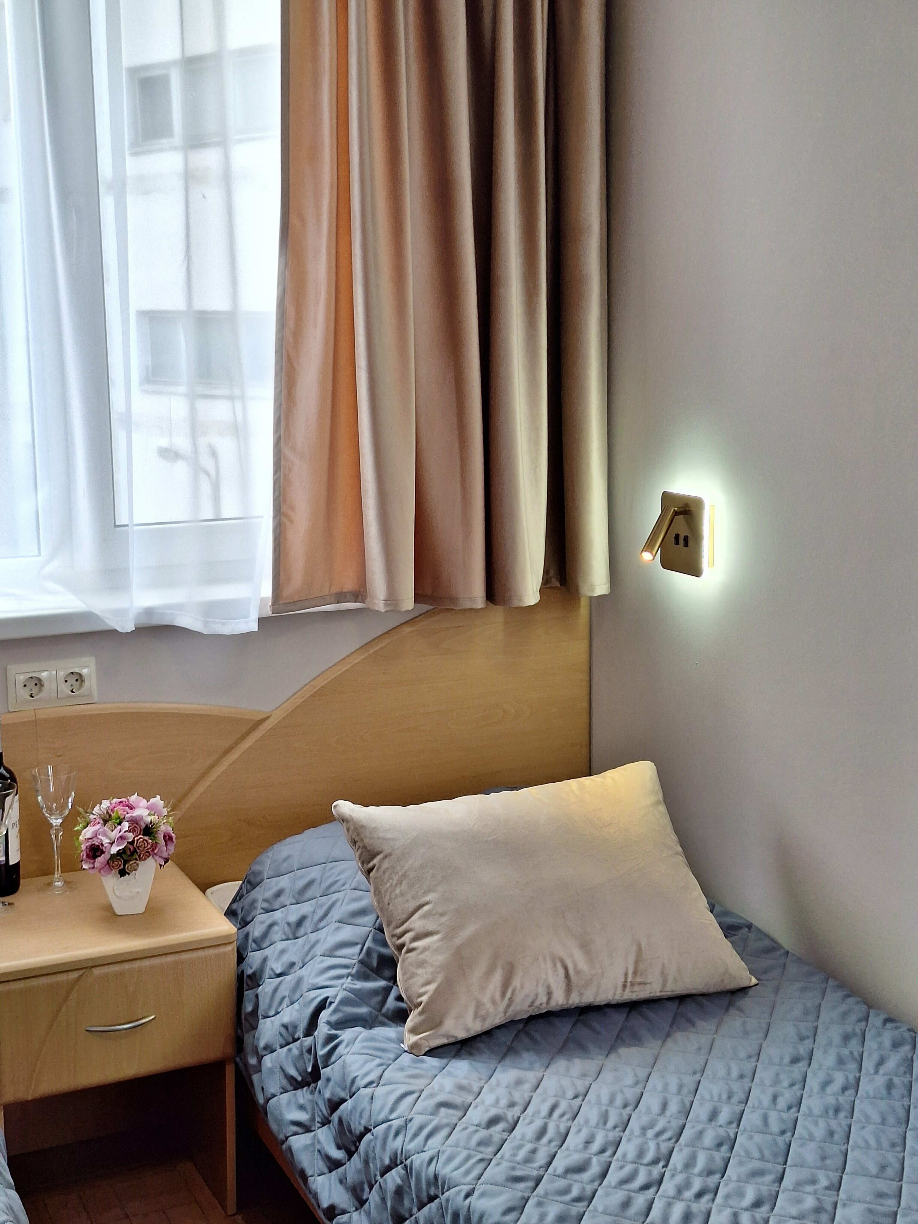 «КОМФОРТ» СТАНДАРТНЫЙ  НОМЕР С  РАЗДЕЛЬНЫМИ КРОВАТЯМИ,  ОДНОСПАЛЬНЫМ  ДИВАНОМ