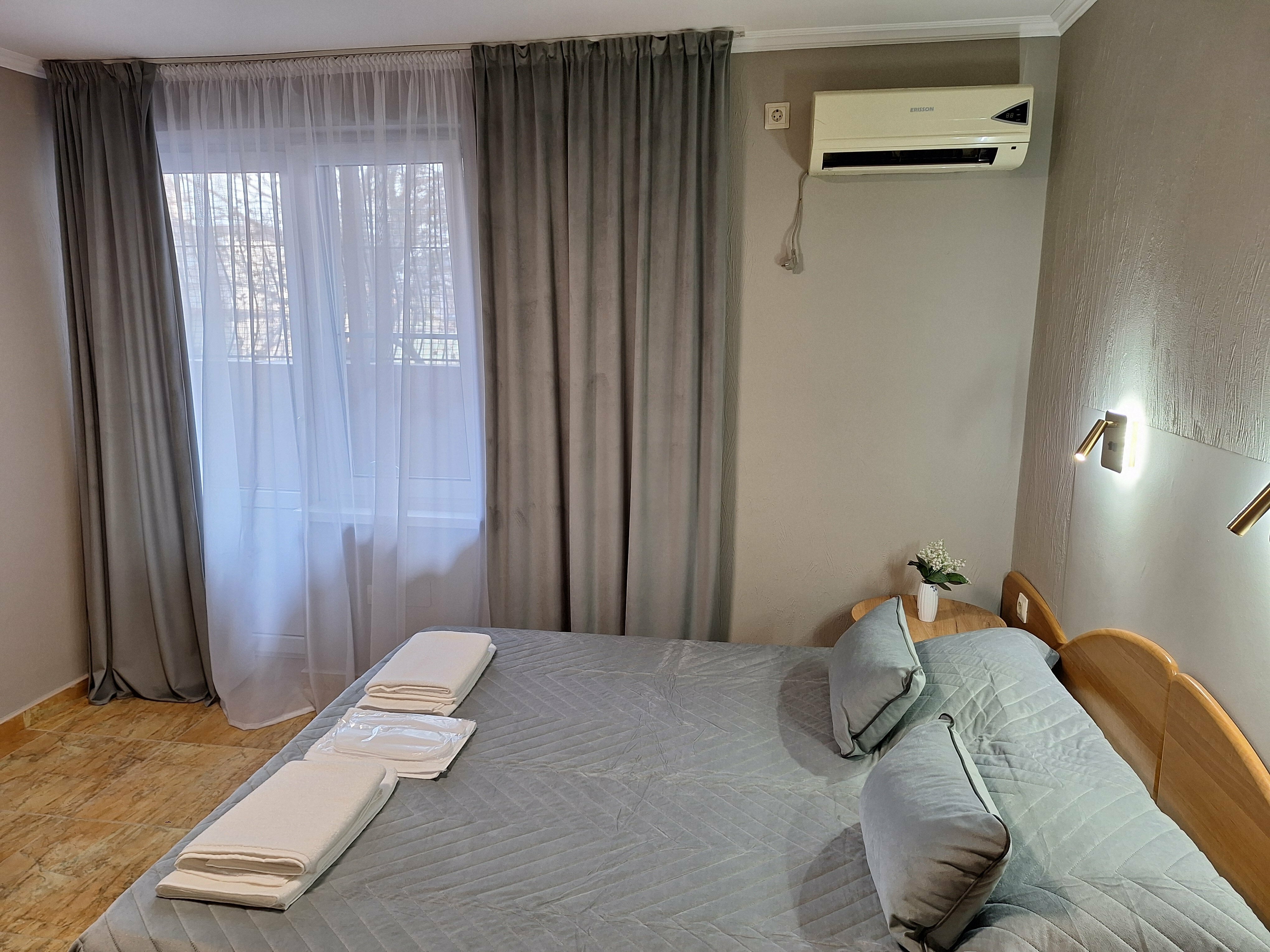 «КОМФОРТ ПЛЮС» С ТЕРРАСОЙ ЧЕТЫРЕХМЕСТНЫЙ  НОМЕР ДВУСПАЛЬНОЙ КРОВАТЬЮ И  ДИВАНОМ