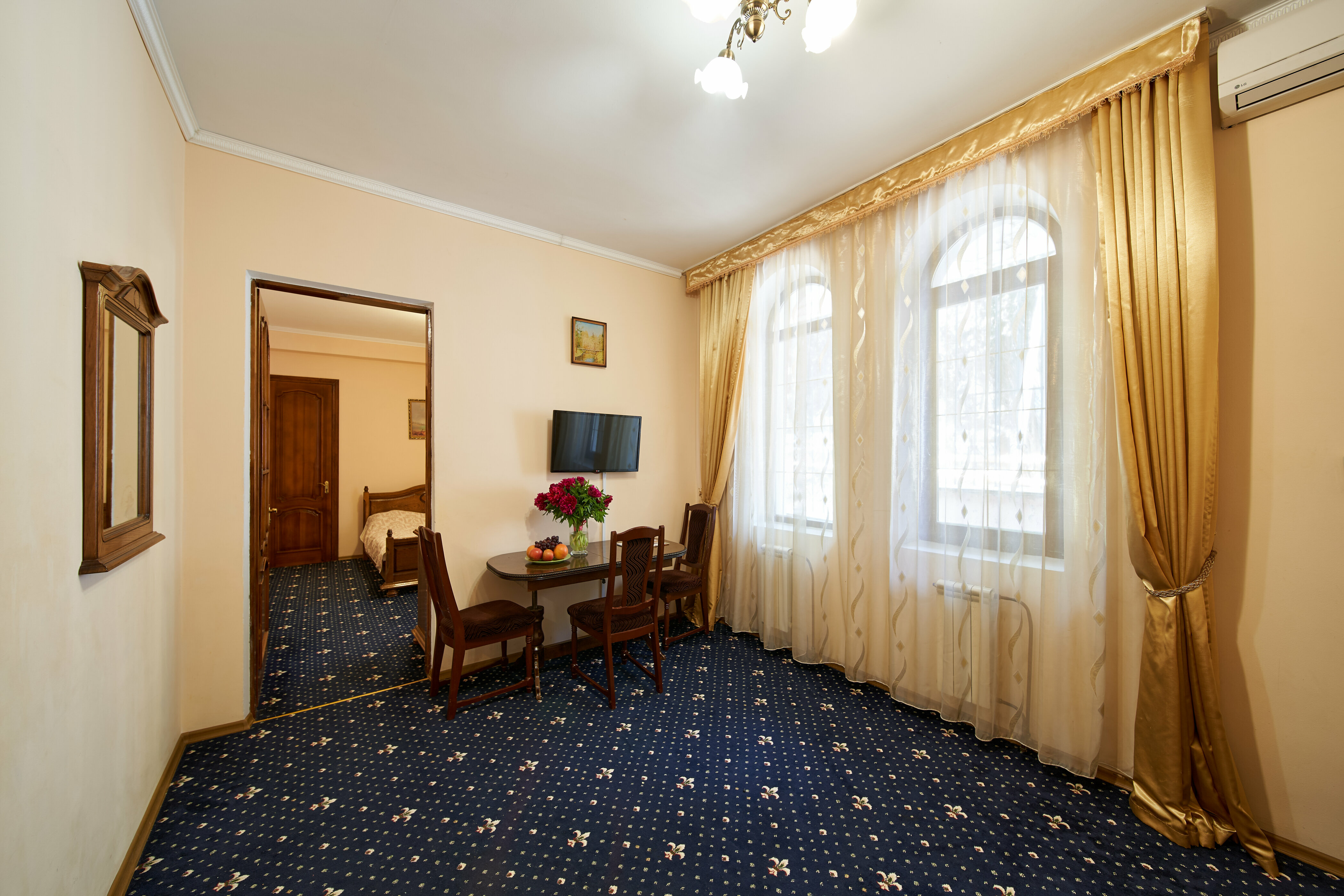 Трехместный номер с собственной ванной комнатой