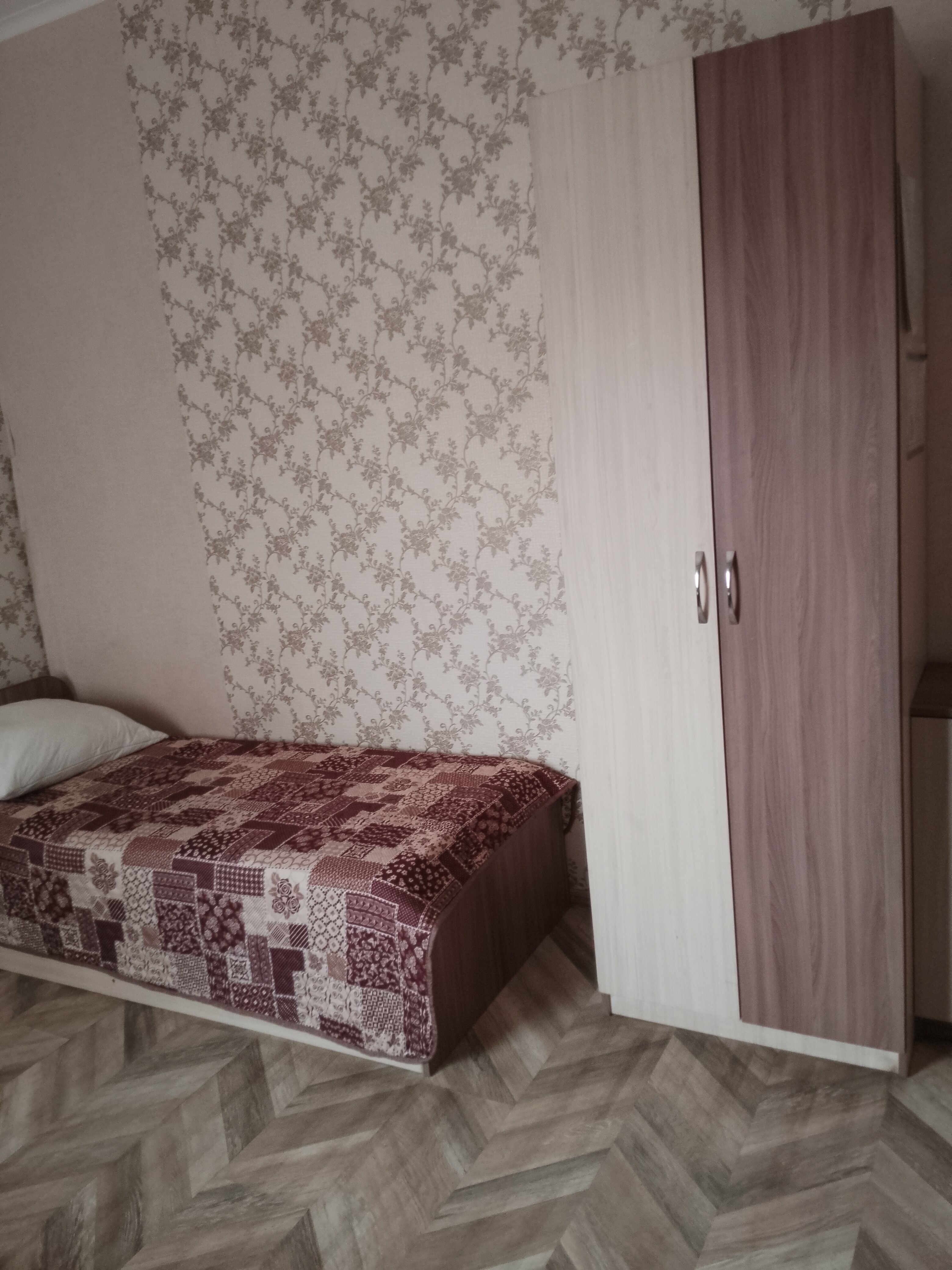 Двухместный номер с 2 отдельными кроватями и общим туалетом