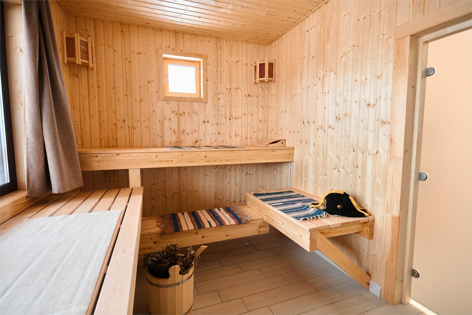 Двухэтажный дом с баней 