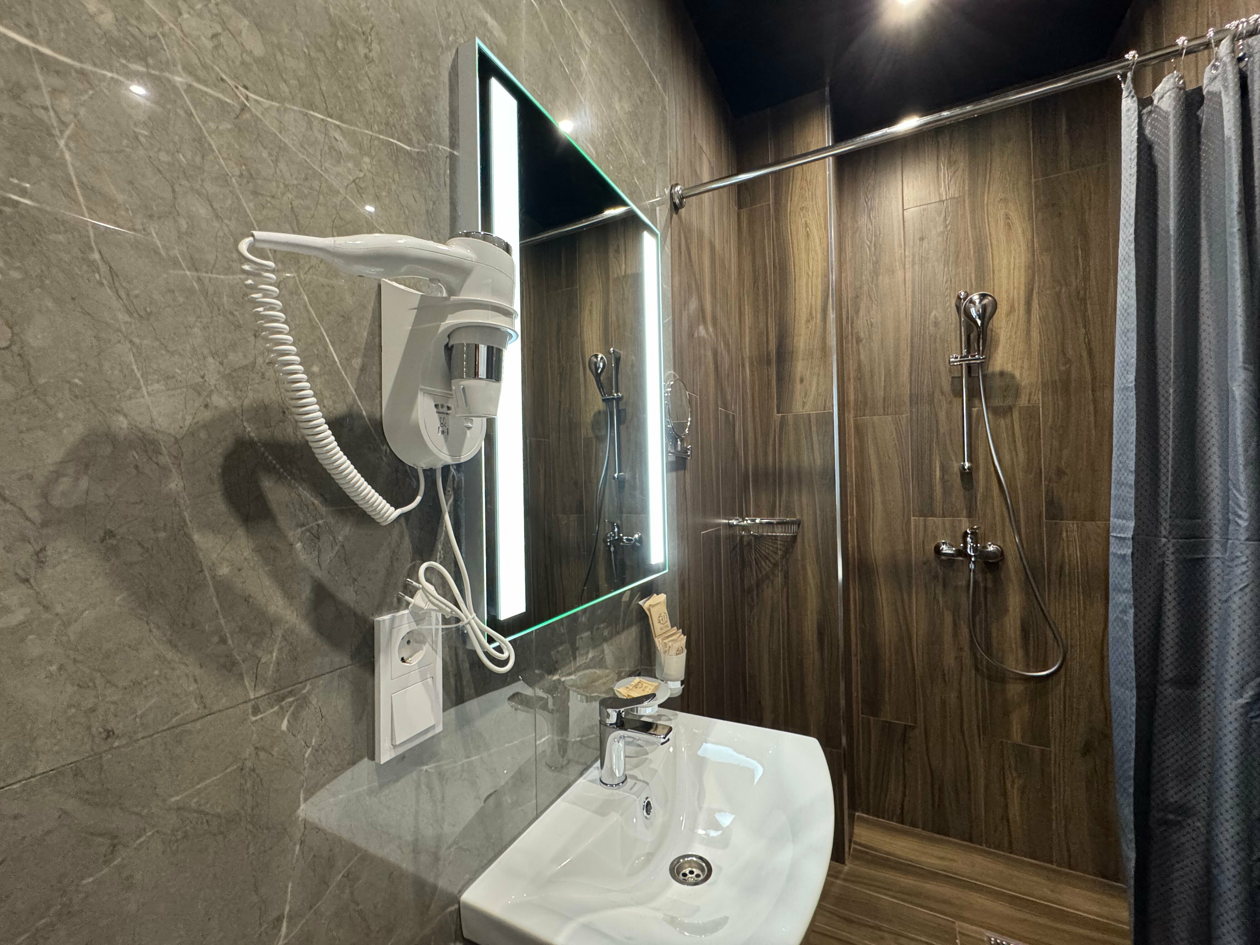 Трехместный номер «Комфорт» с душем