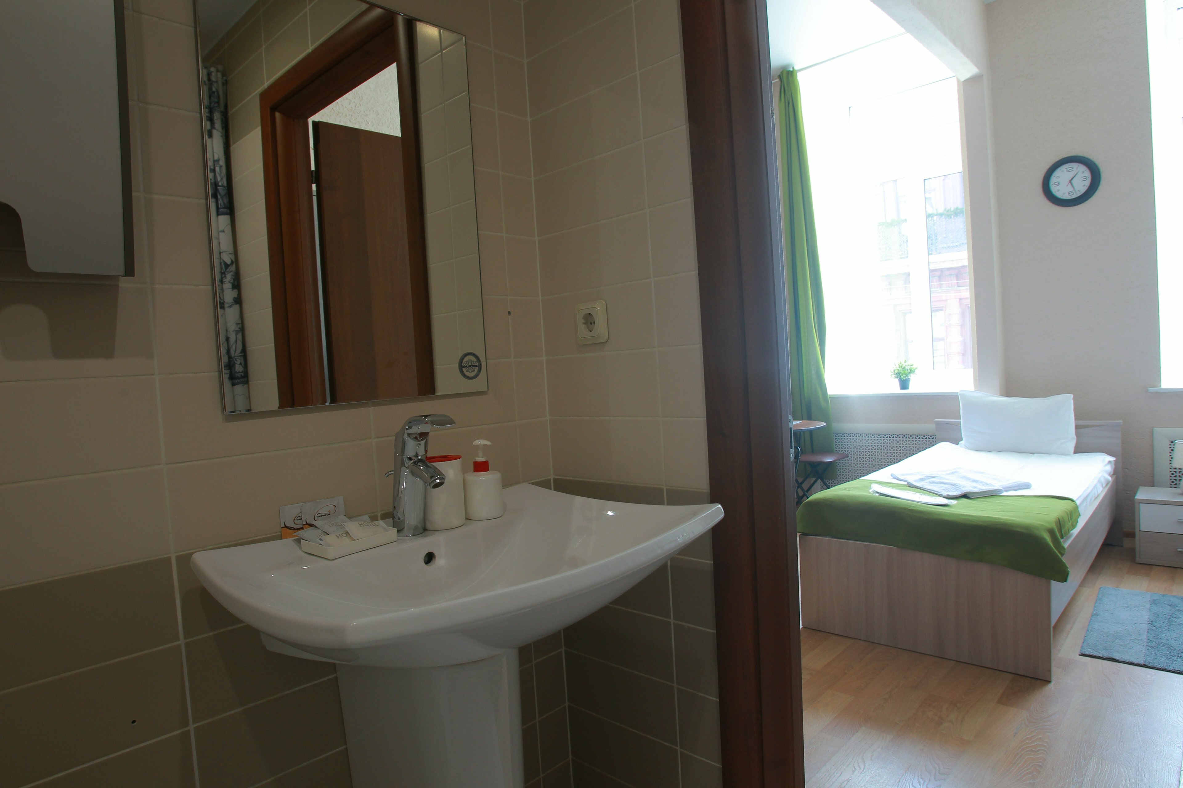 Двухместный номер с 2 отдельными кроватями и общей ванной комнатой