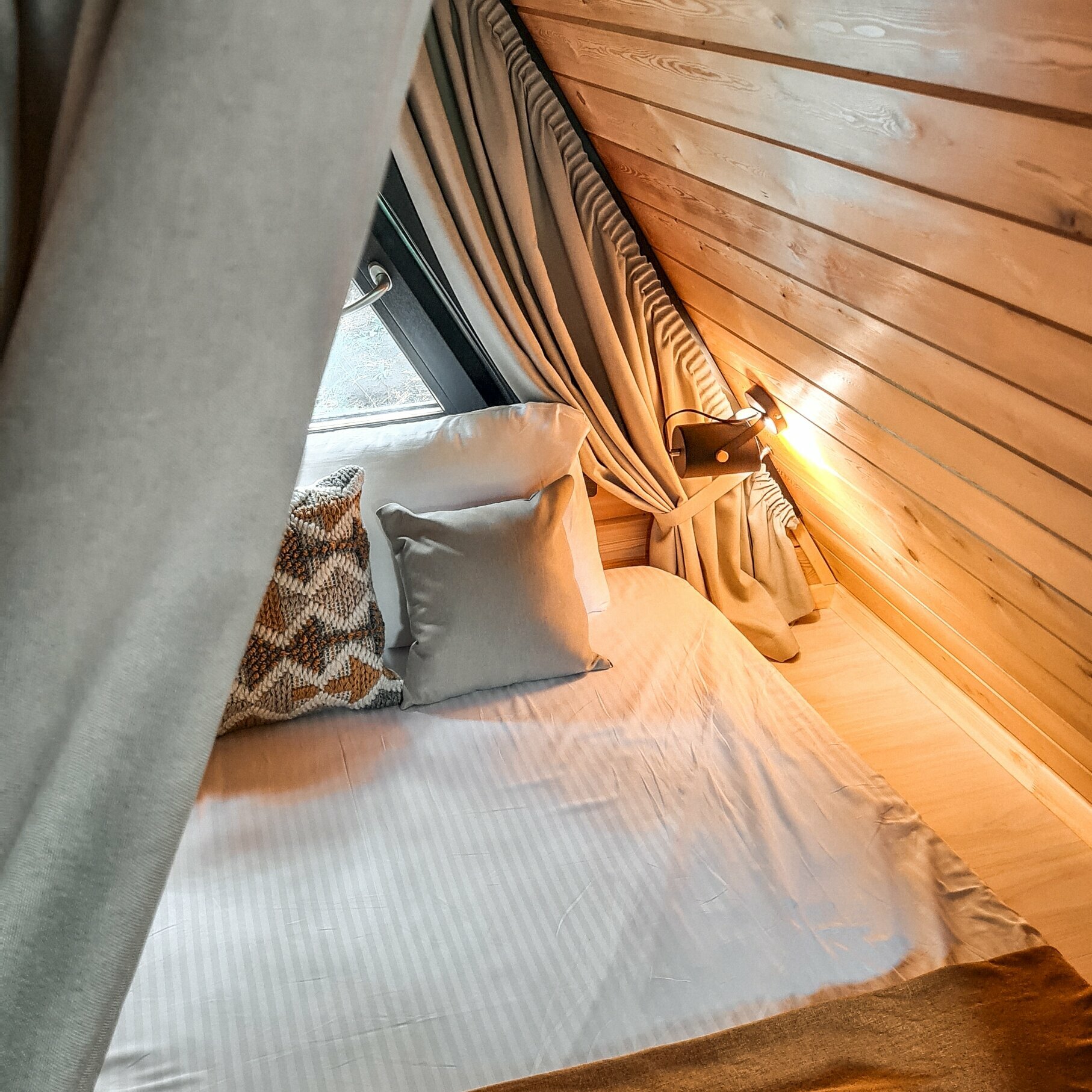 С видом на горы, над ручьём