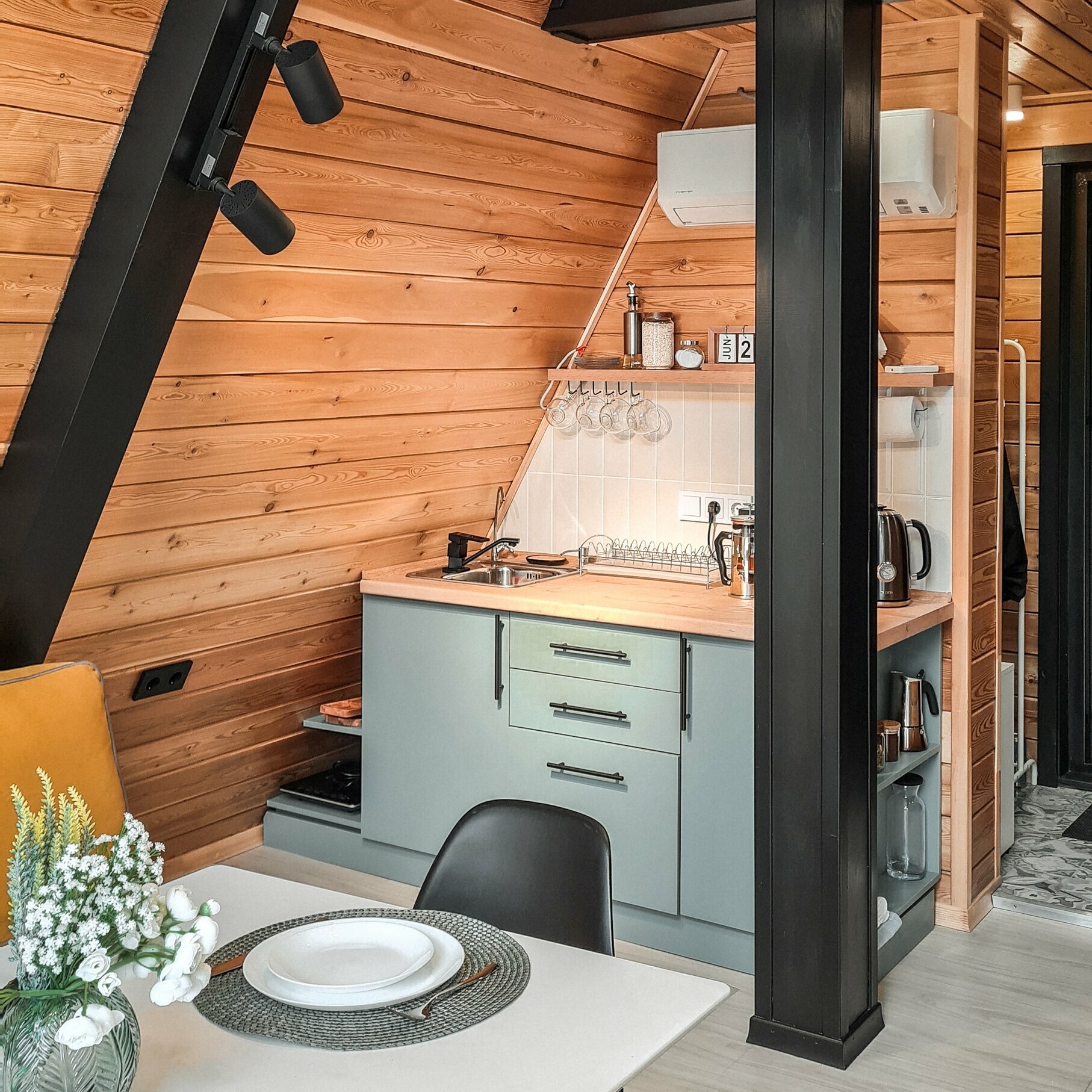 С видом на горы, самый уединённый.