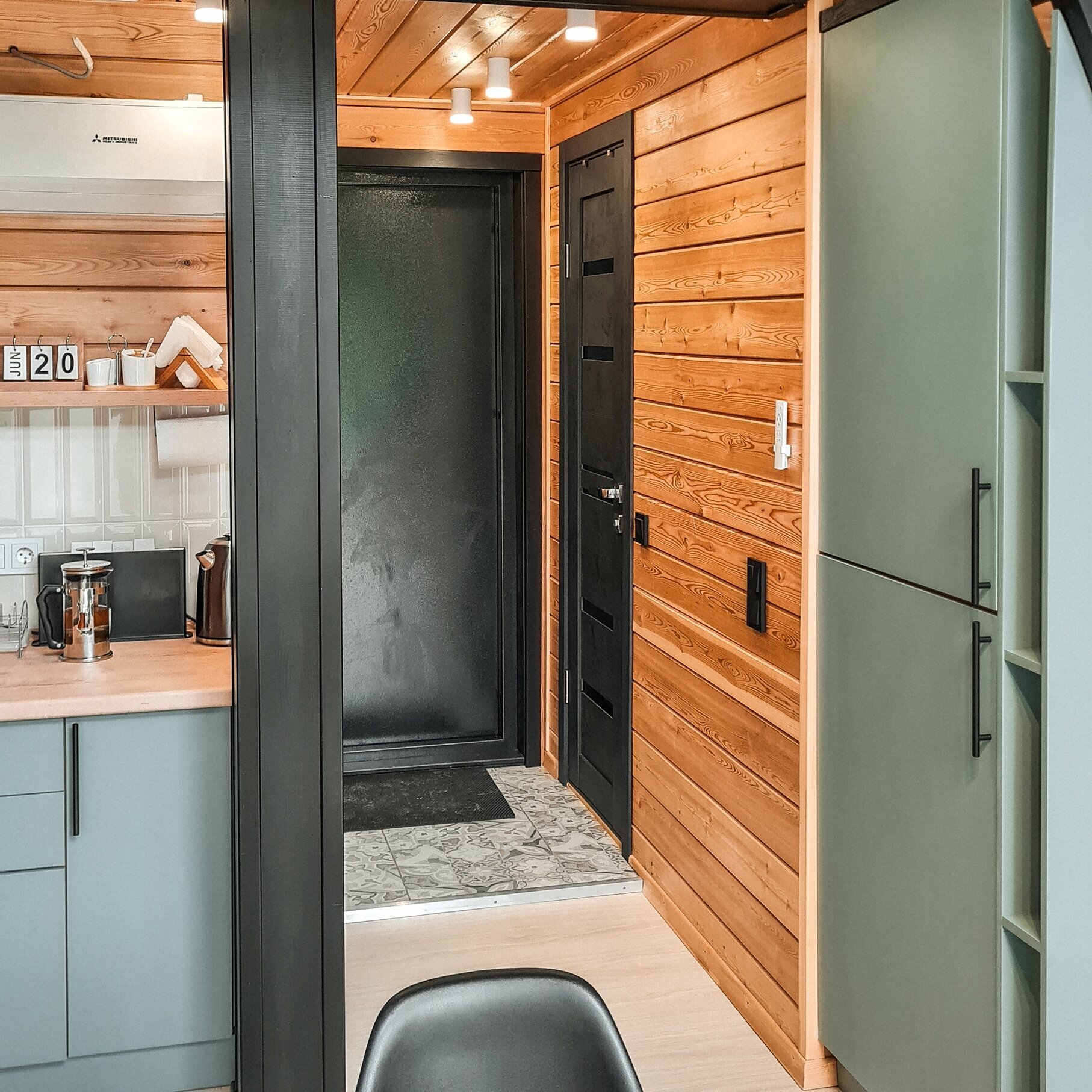 С видом на горы, над ручьём