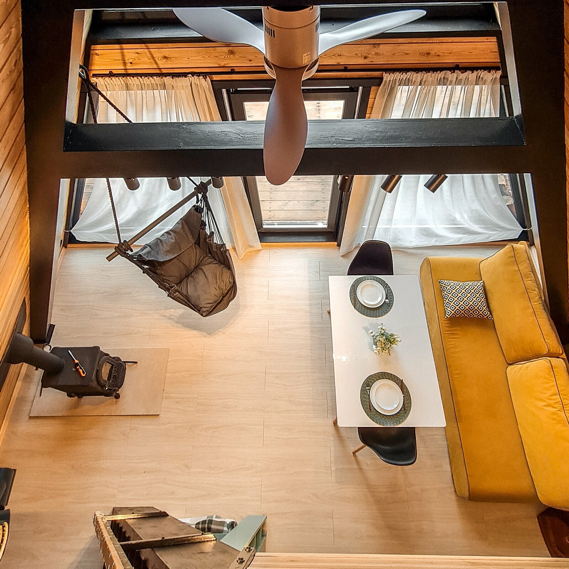 С видом на горы, над ручьём