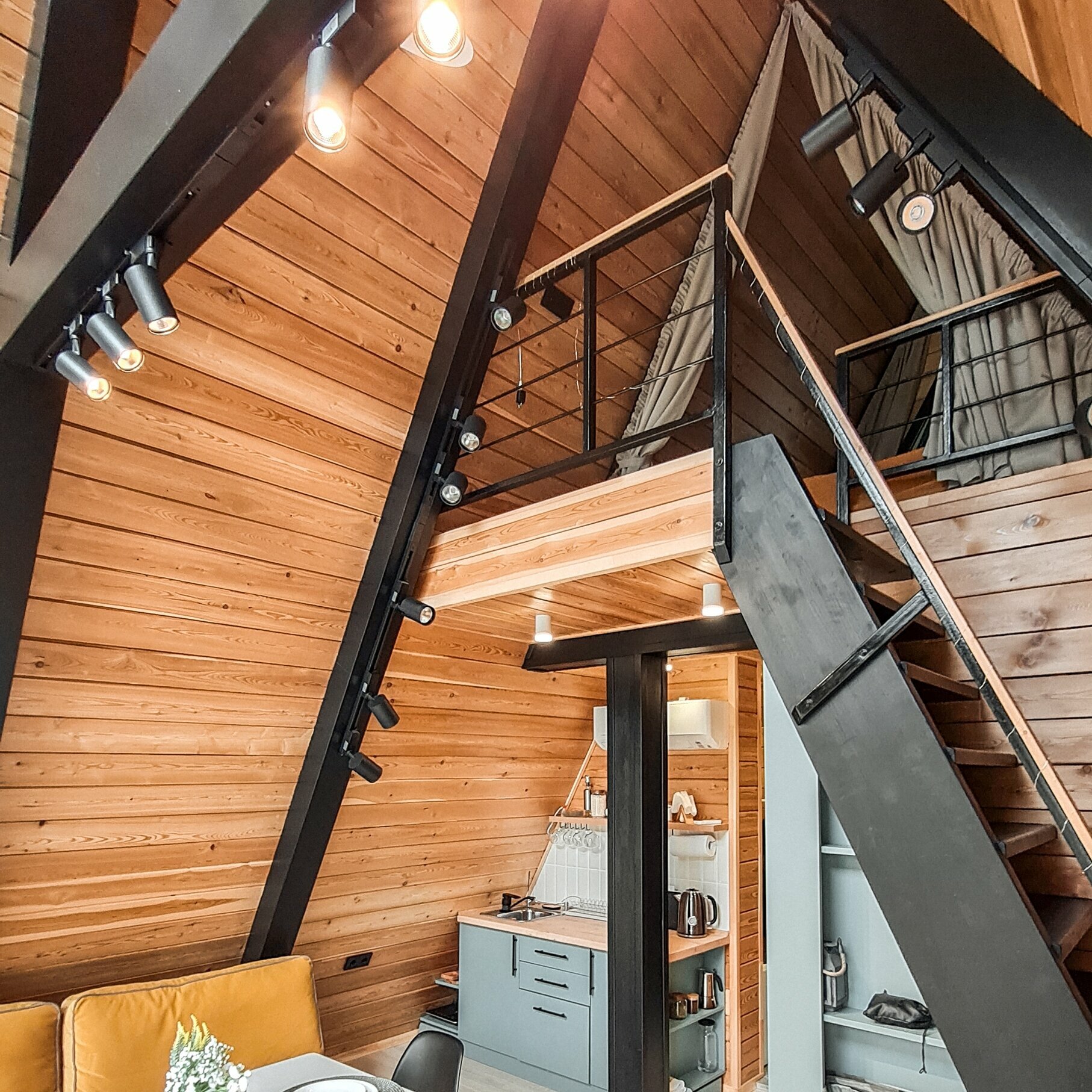 С видом на горы, над ручьём