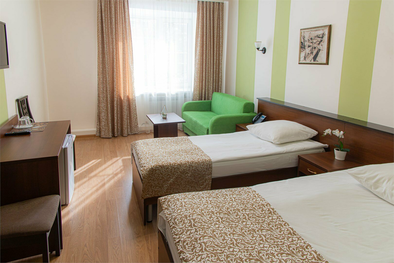 Стандартный номер с 2 односпальными кроватями и диваном