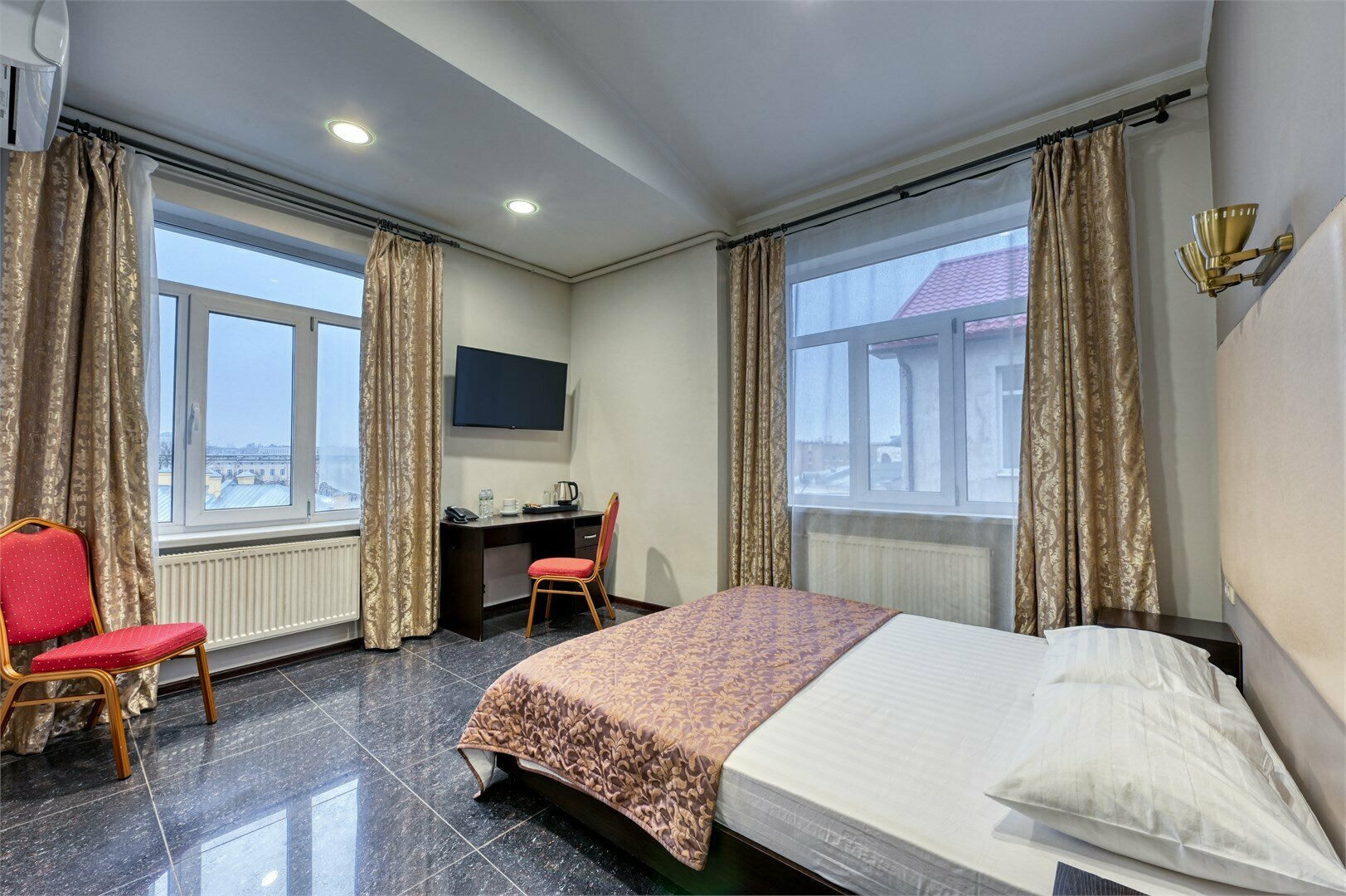 Стандартный номер с большой кроватью (Вид на город)