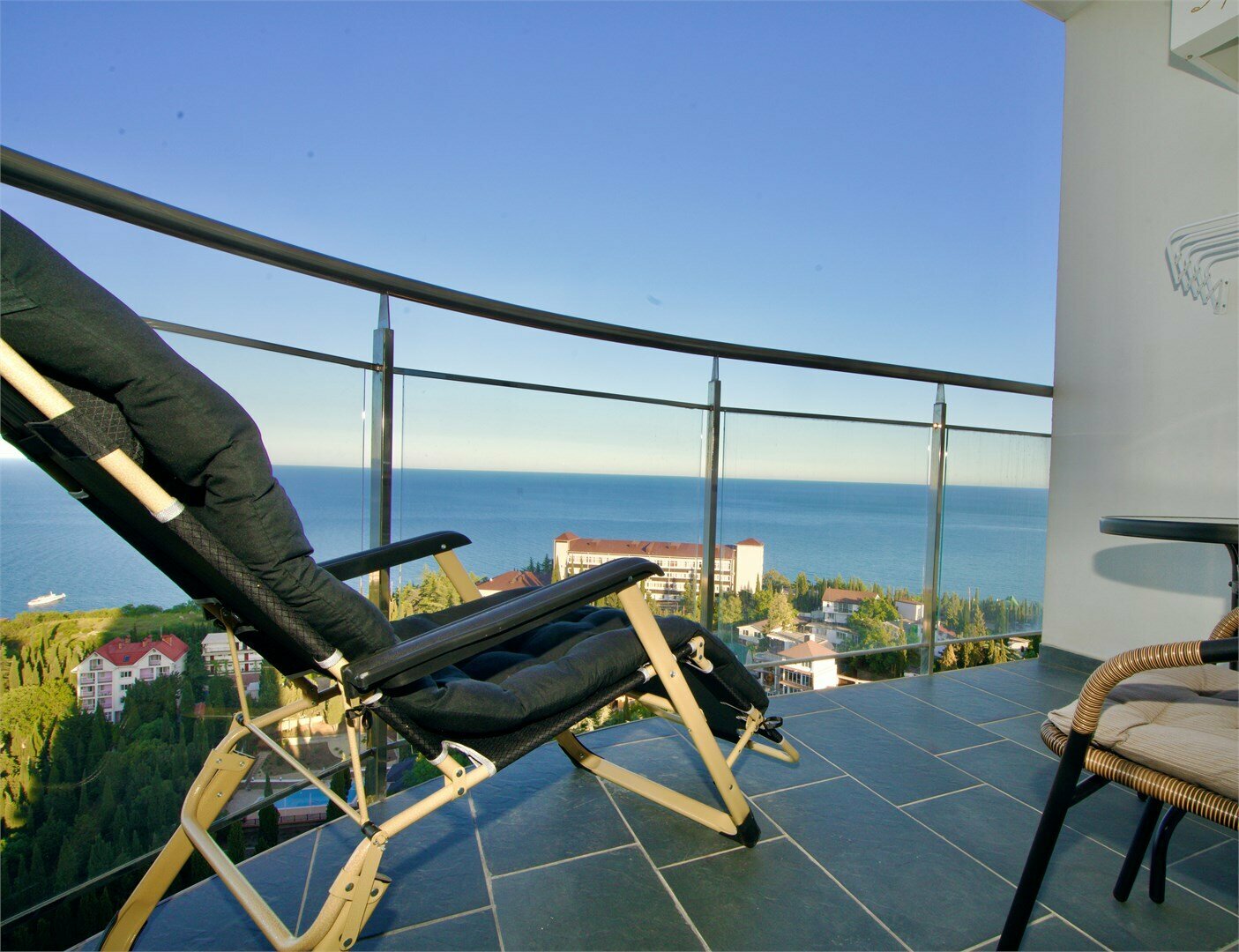 Дизайнерская студия LS-DEEP MUSIC  звуки лета в Алуште - вид на море с 13 этажа