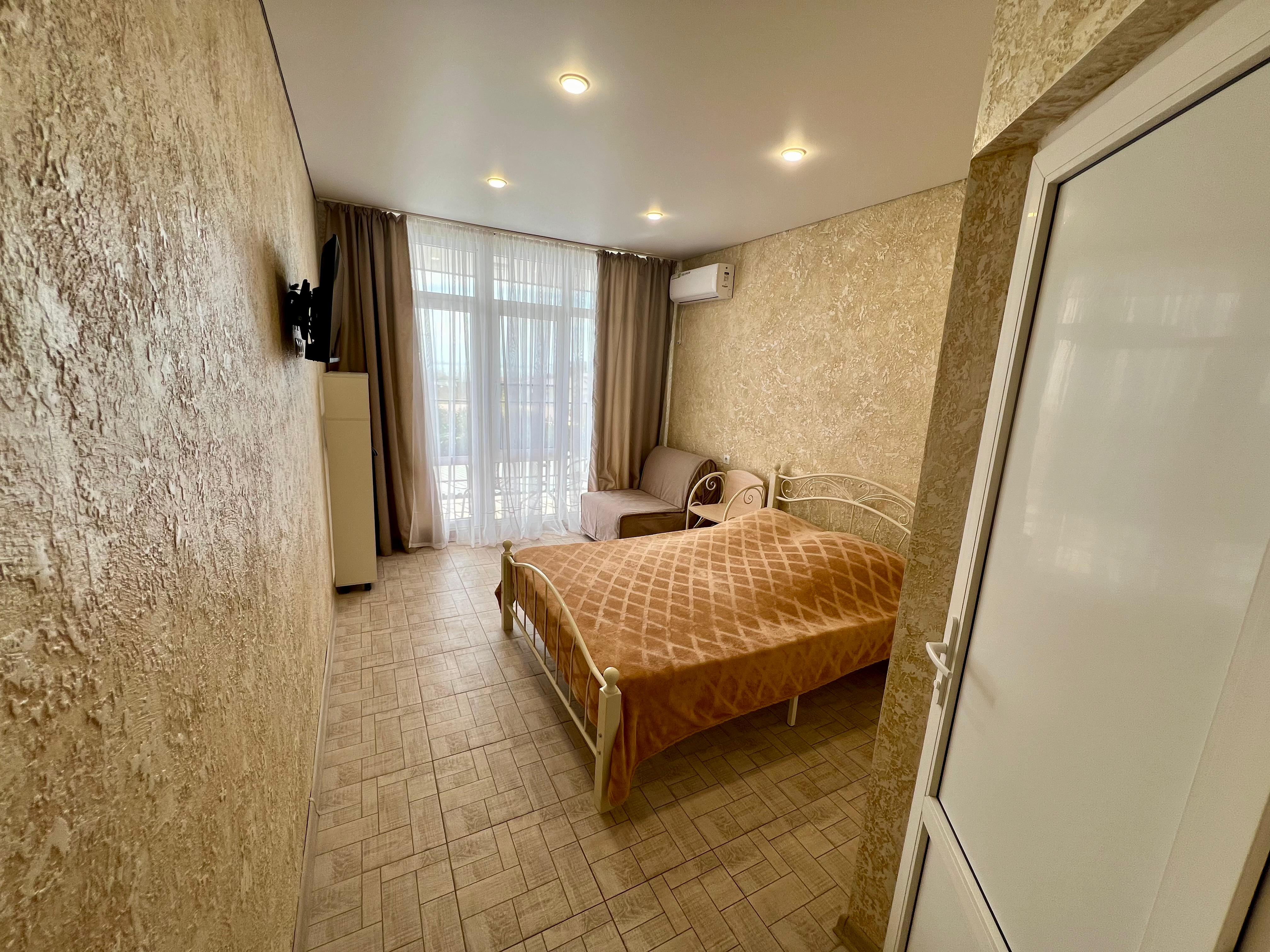 Трехместный номер с балконом