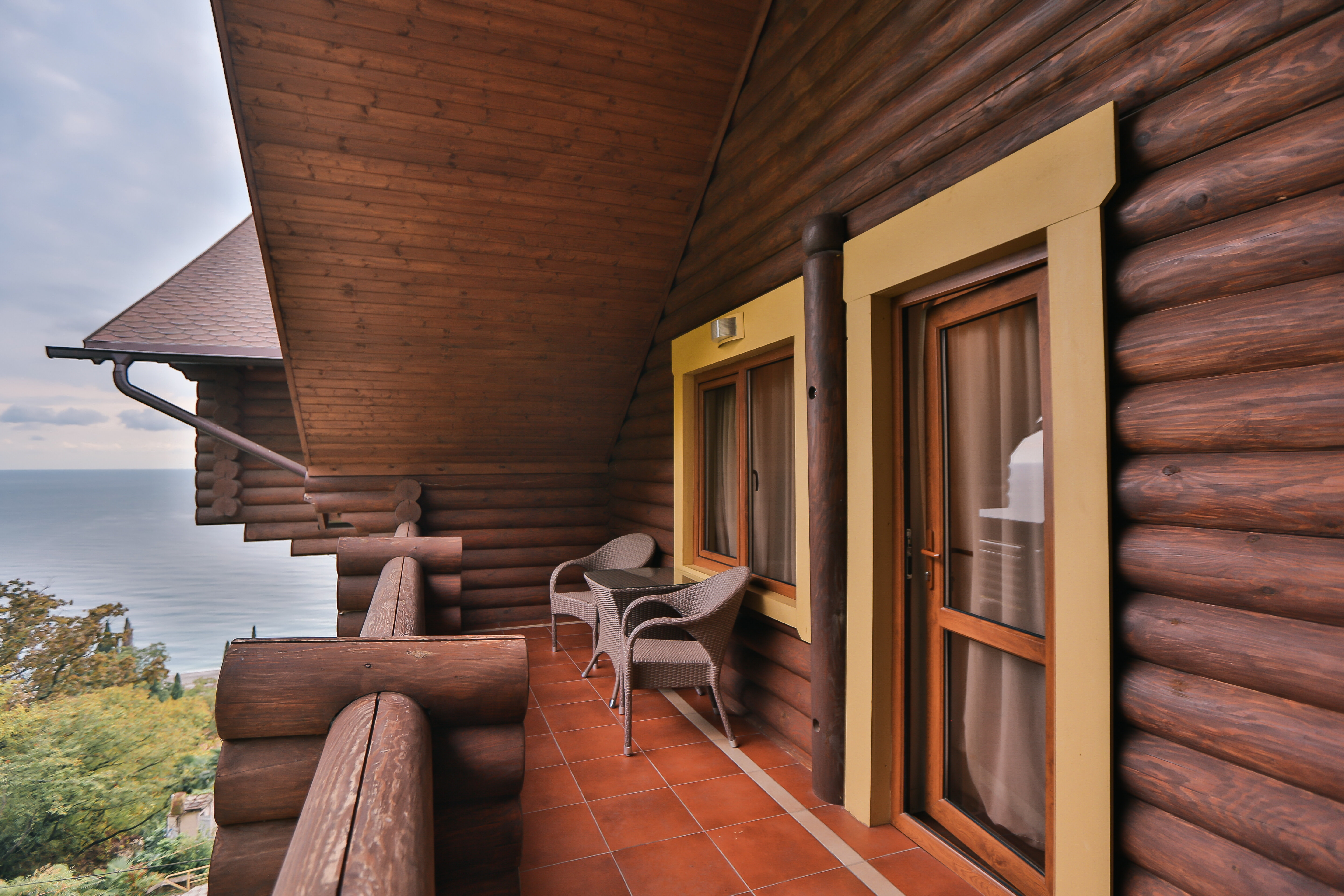 Семейный номер с боковым видом на море