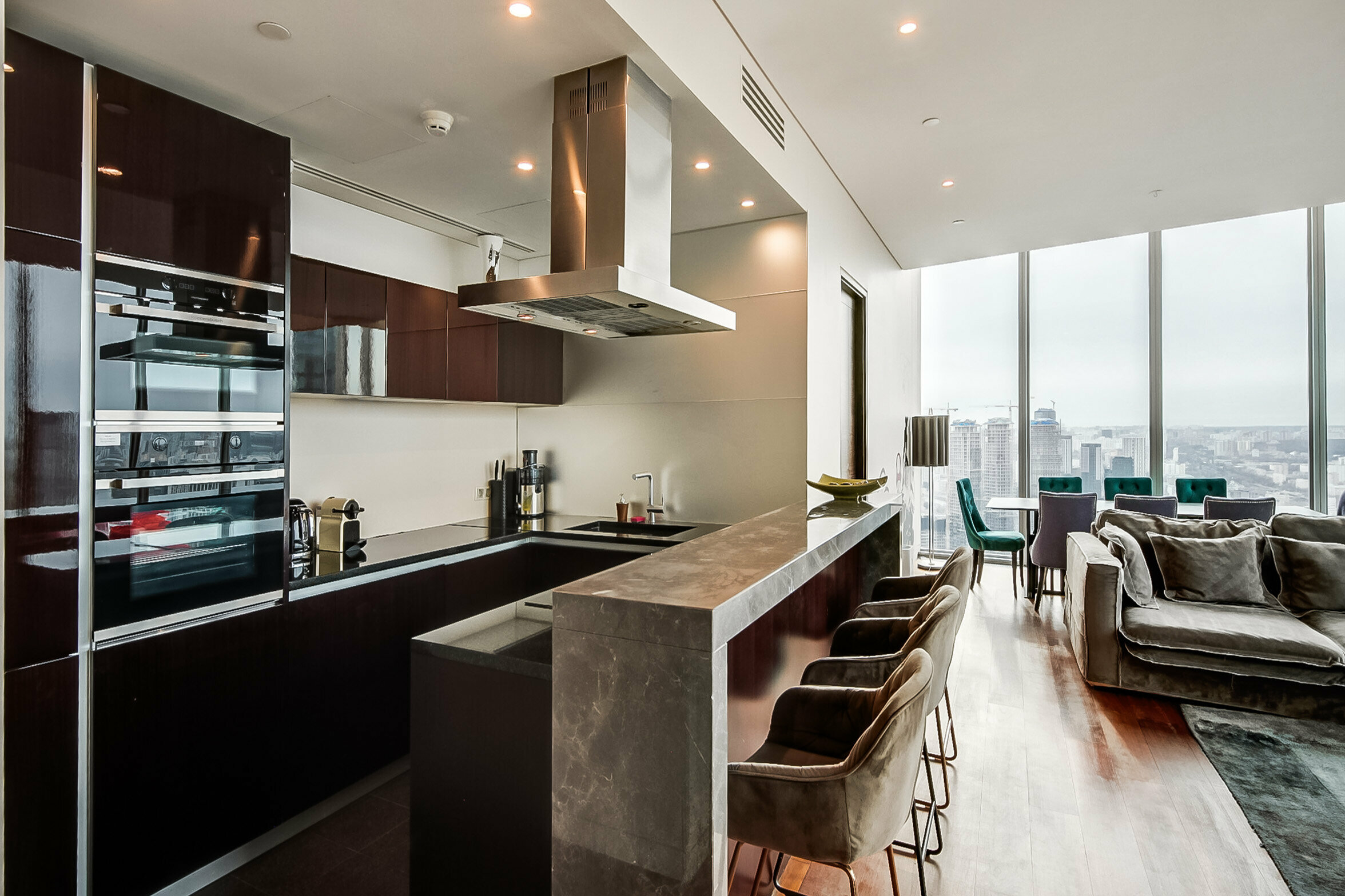 "Sky Grand Lounge" — угловые панорамные апартаменты на 45-м этаже башни "ОКО" с кинотеатром и панорамной ванной.