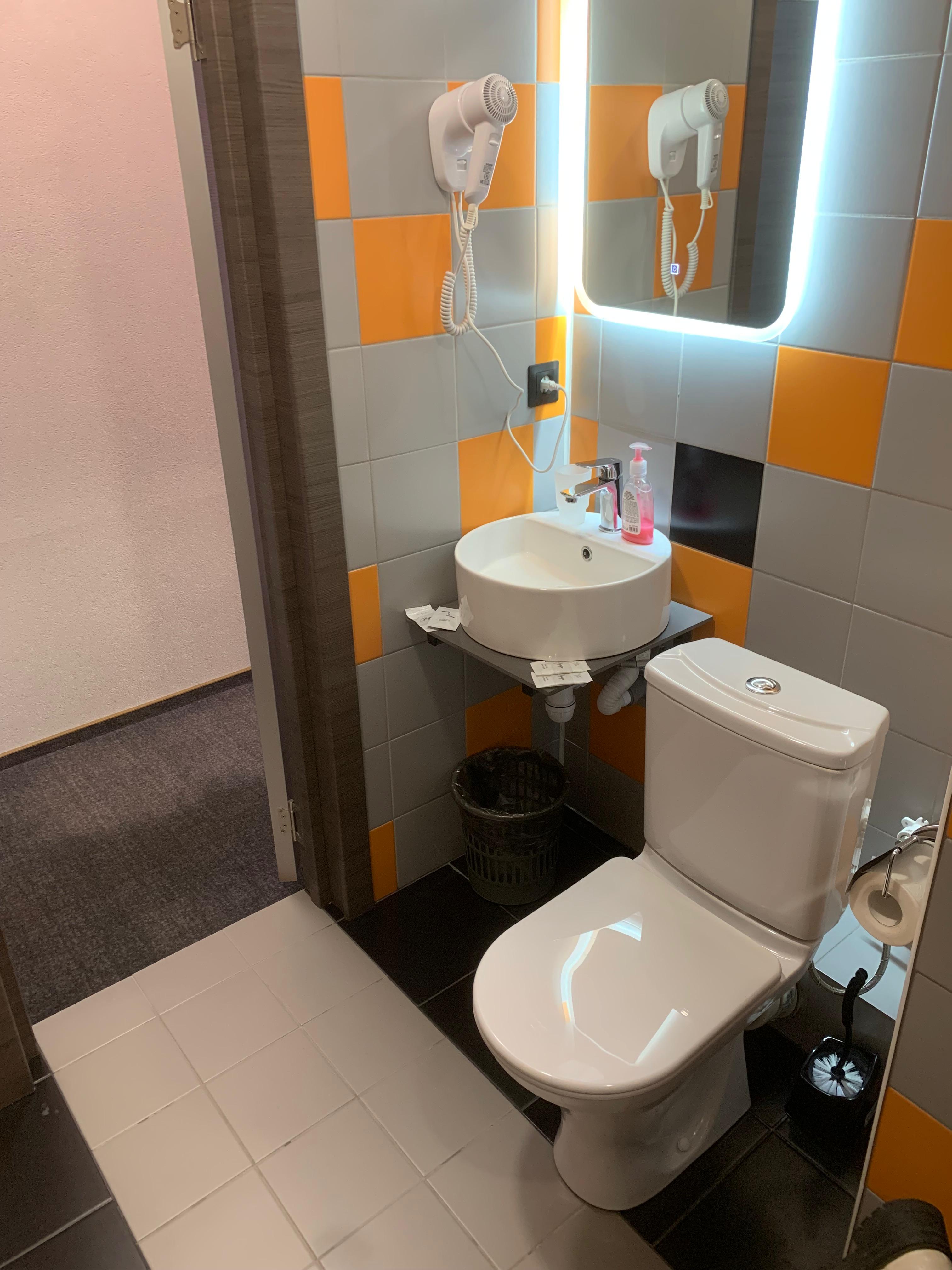 Двухместный номер с 1 кроватью или 2 отдельными кроватями и общей ванной комнатой