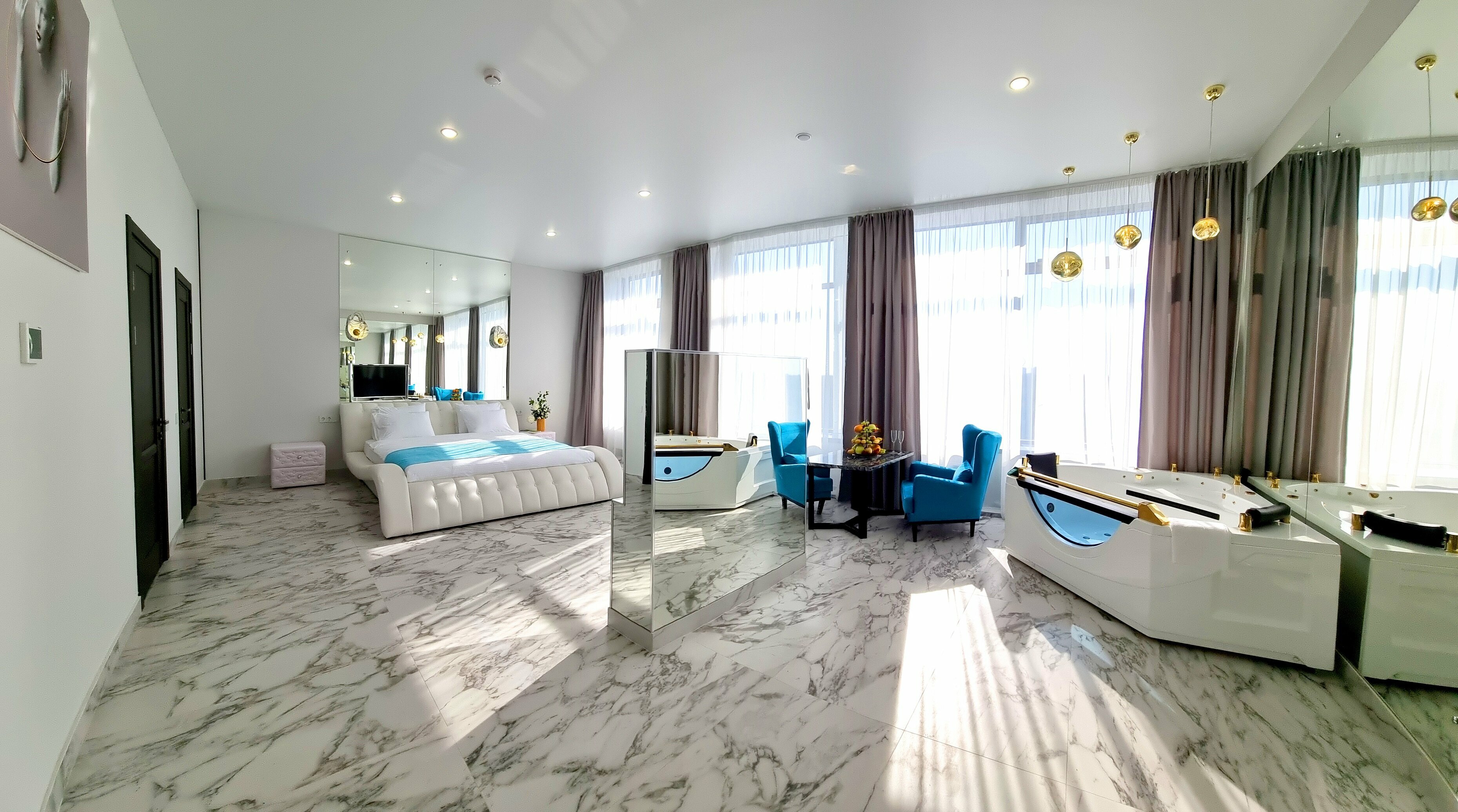 Люкс с кроватью размера «king-size» и гидромассажной ванной