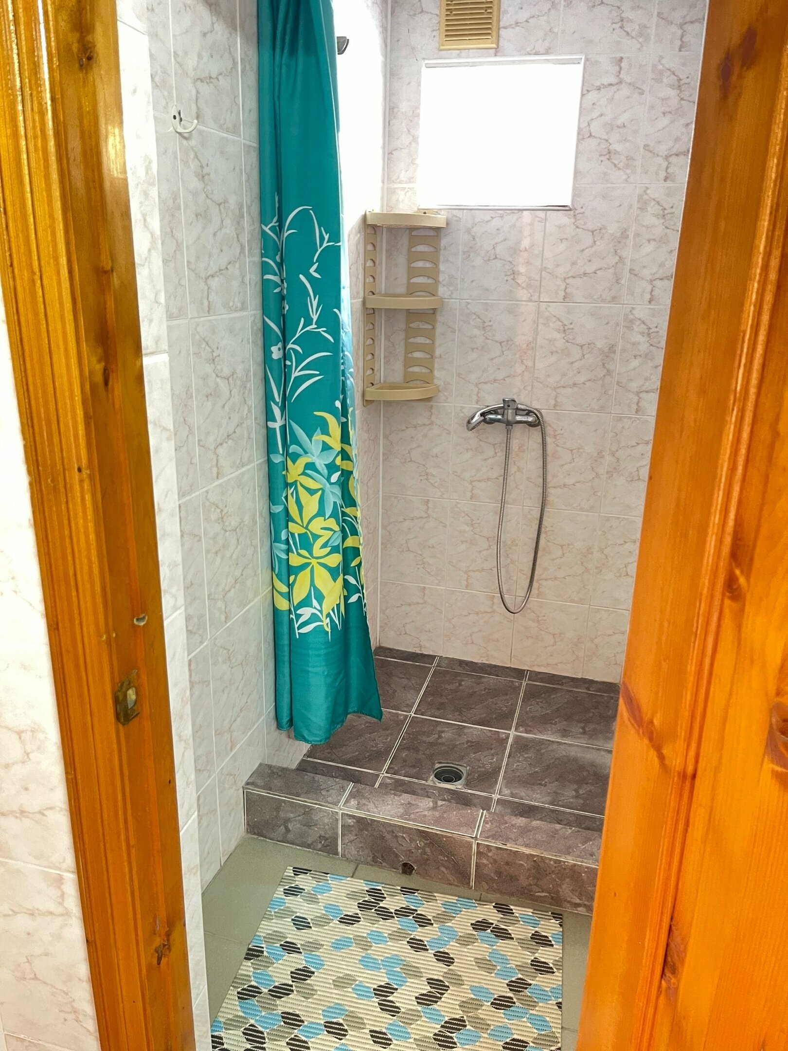 Трехместный номер с собственной ванной комнатой вне номера