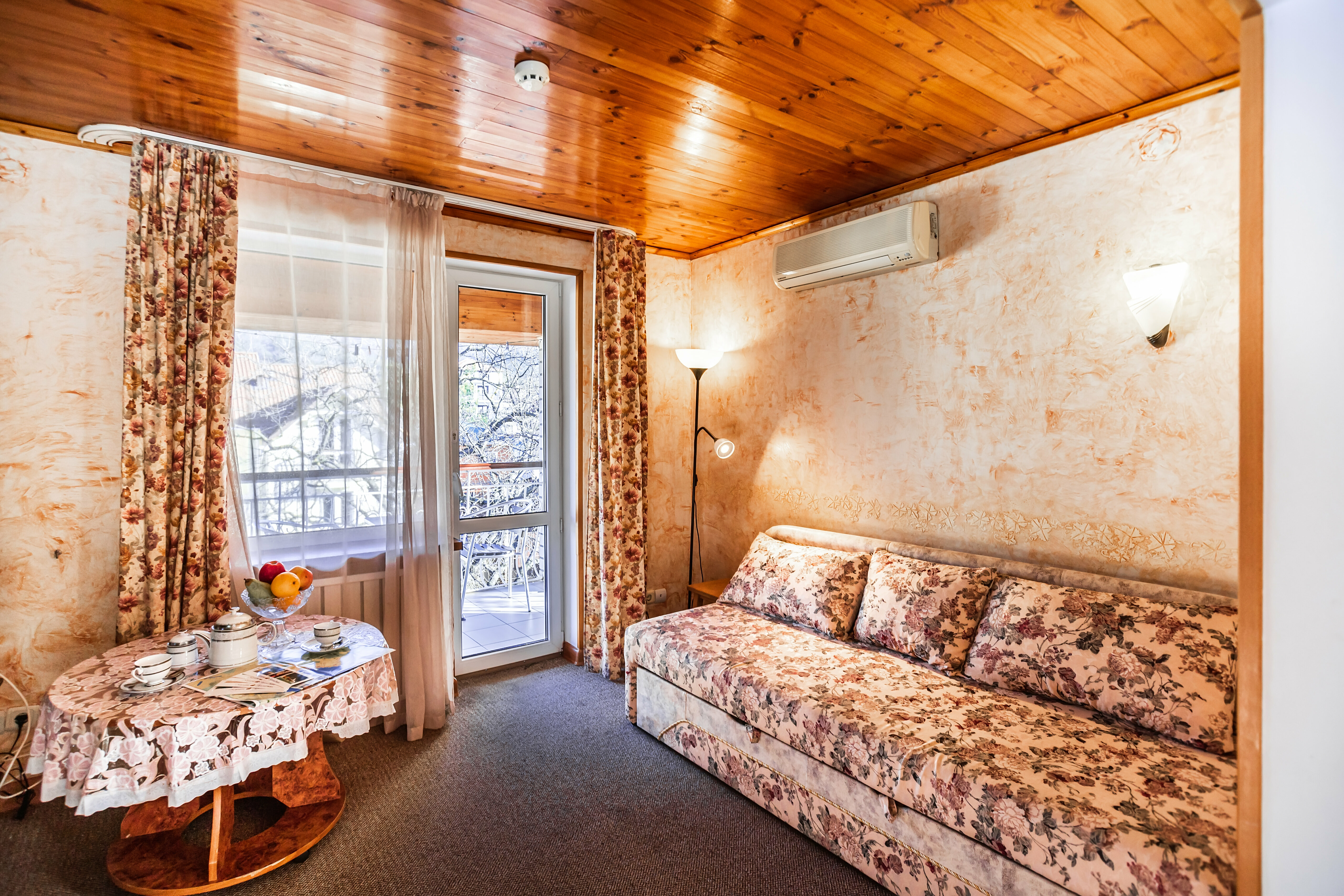 Двухкомнатный номер со встроенной кухней с балконом и джакузи на 3 этаже