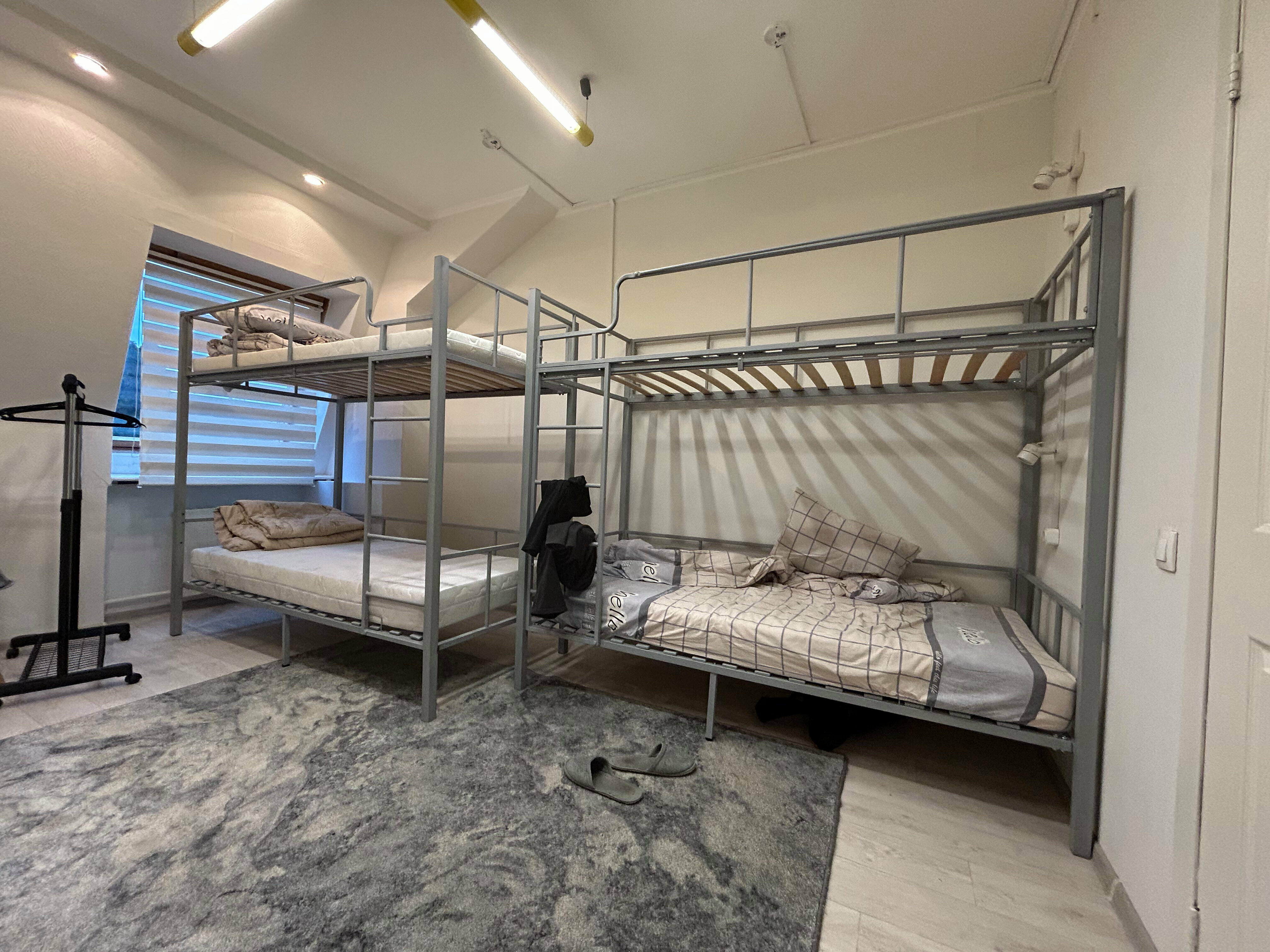 Общий номер для мужчин и женщин с 8 кроватями