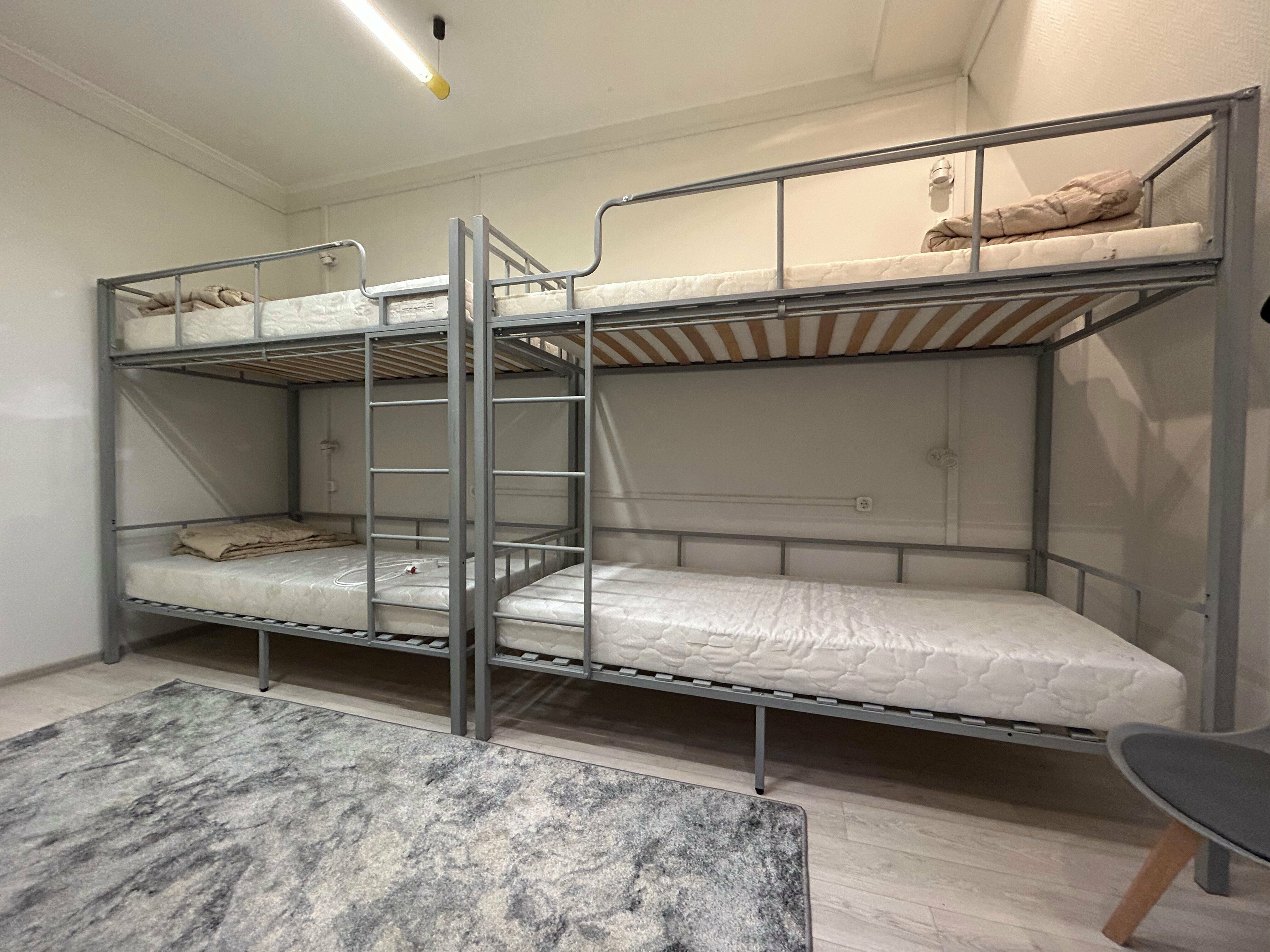 Общий номер для мужчин и женщин с 8 кроватями