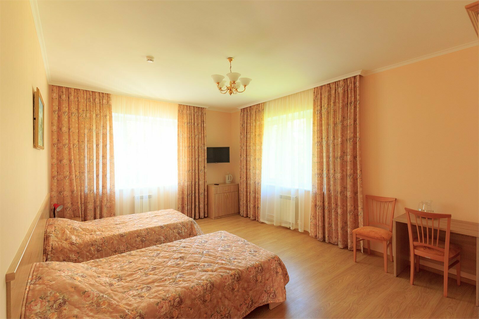 Просторный двухместный номер с 2 отдельными кроватями