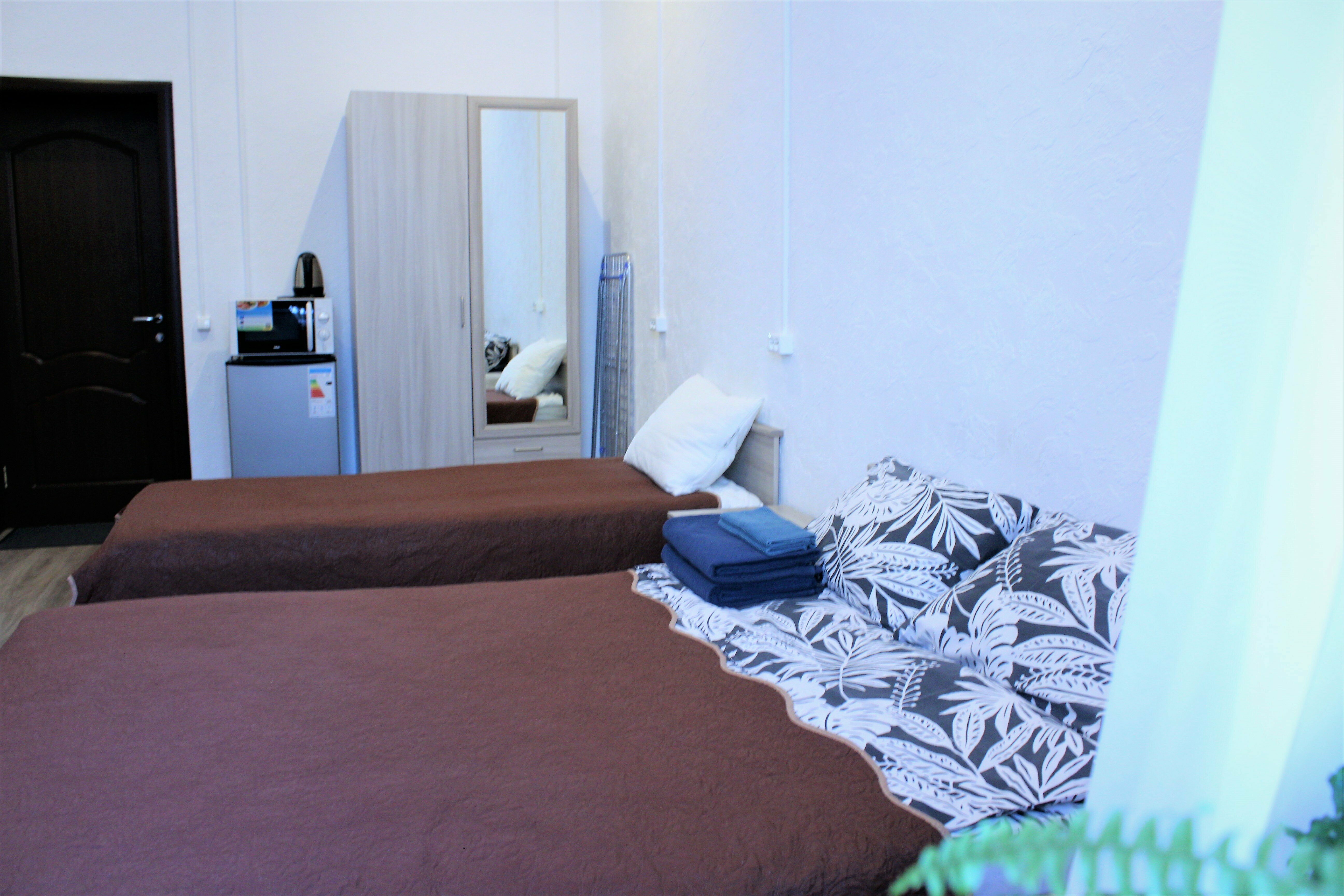 Двухместный номер эконом с двуспальной кроватью, с душем и туалетом вне номера