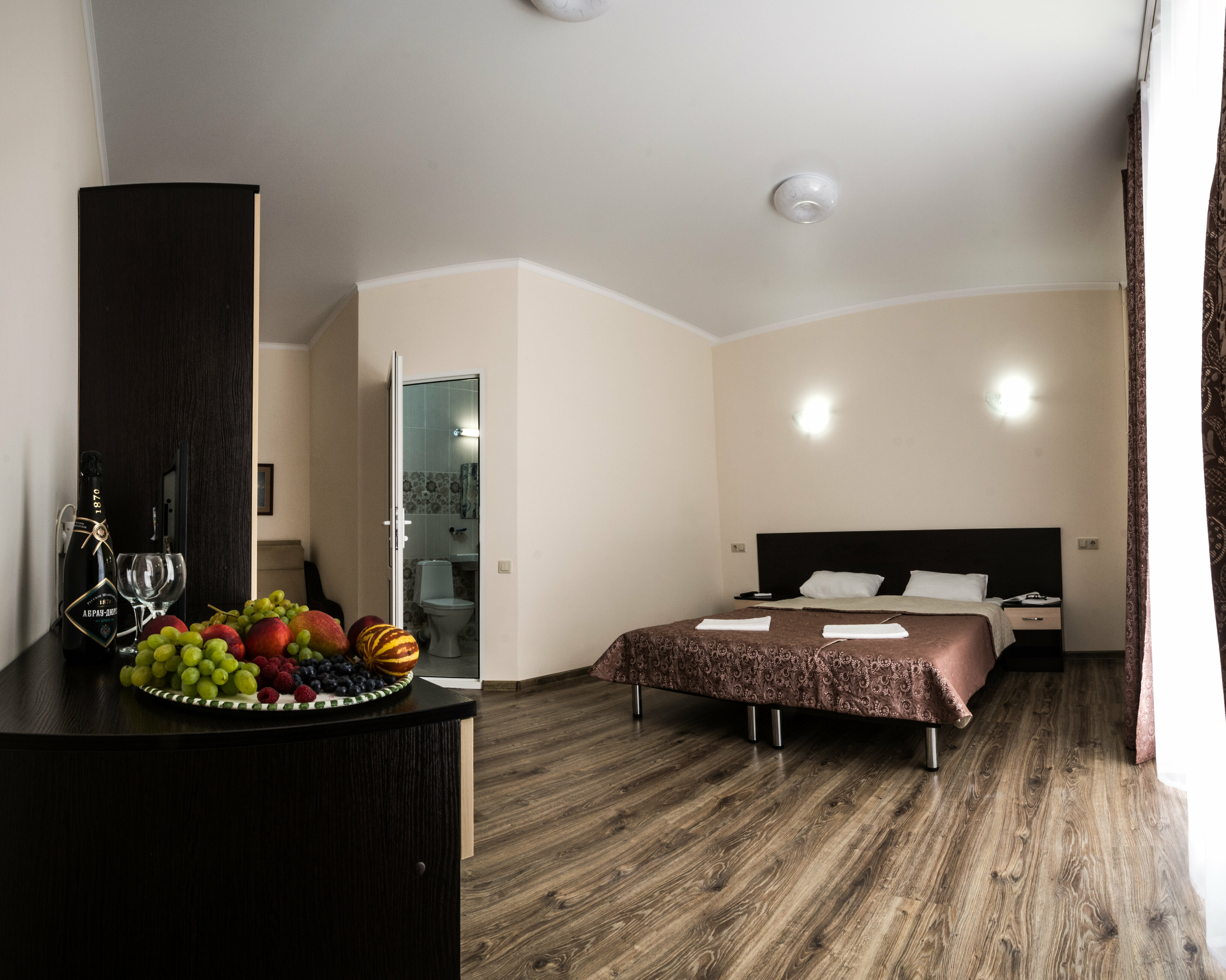 Четырехместный номер с ванной комнатой