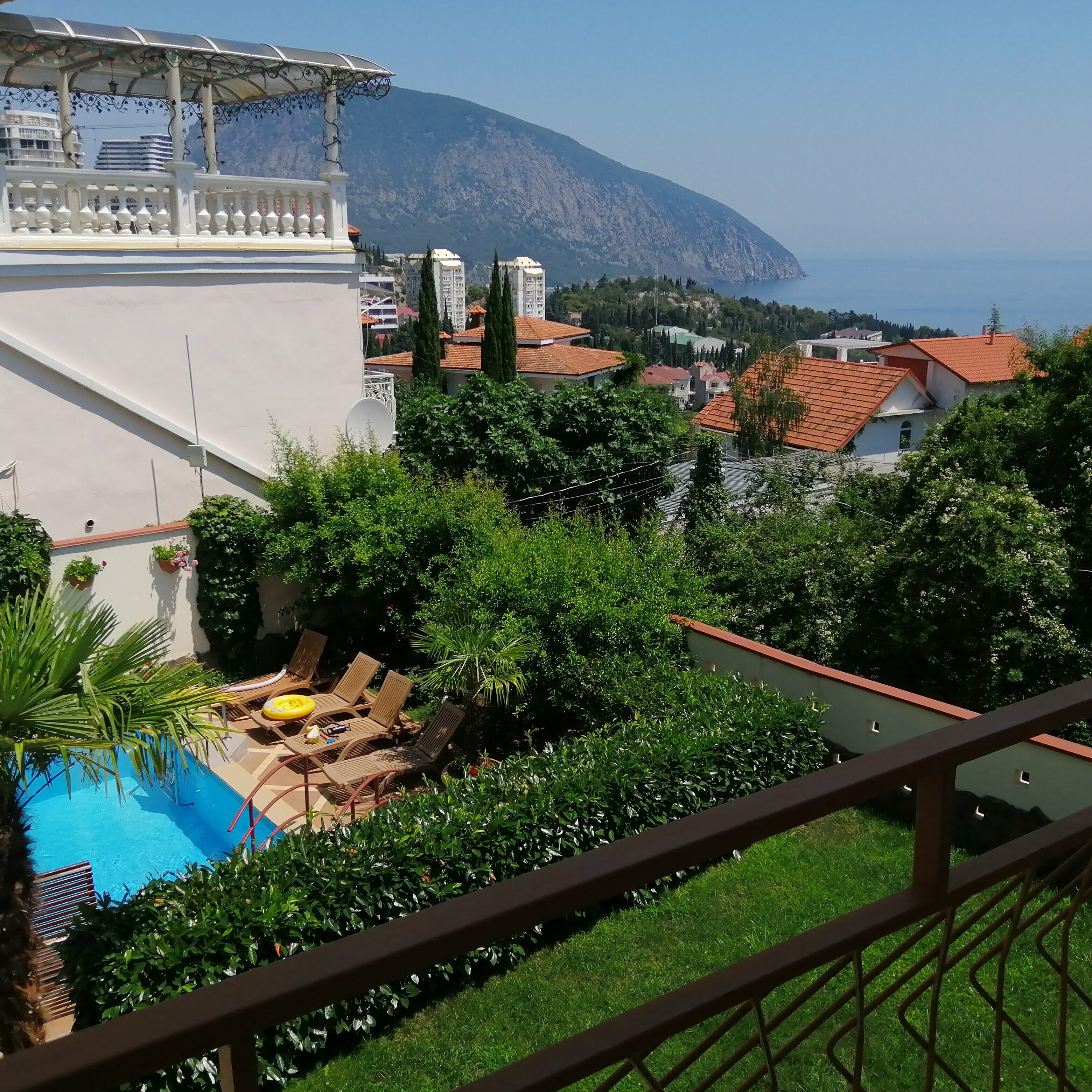 Трехместный номер с балконом и видом на море