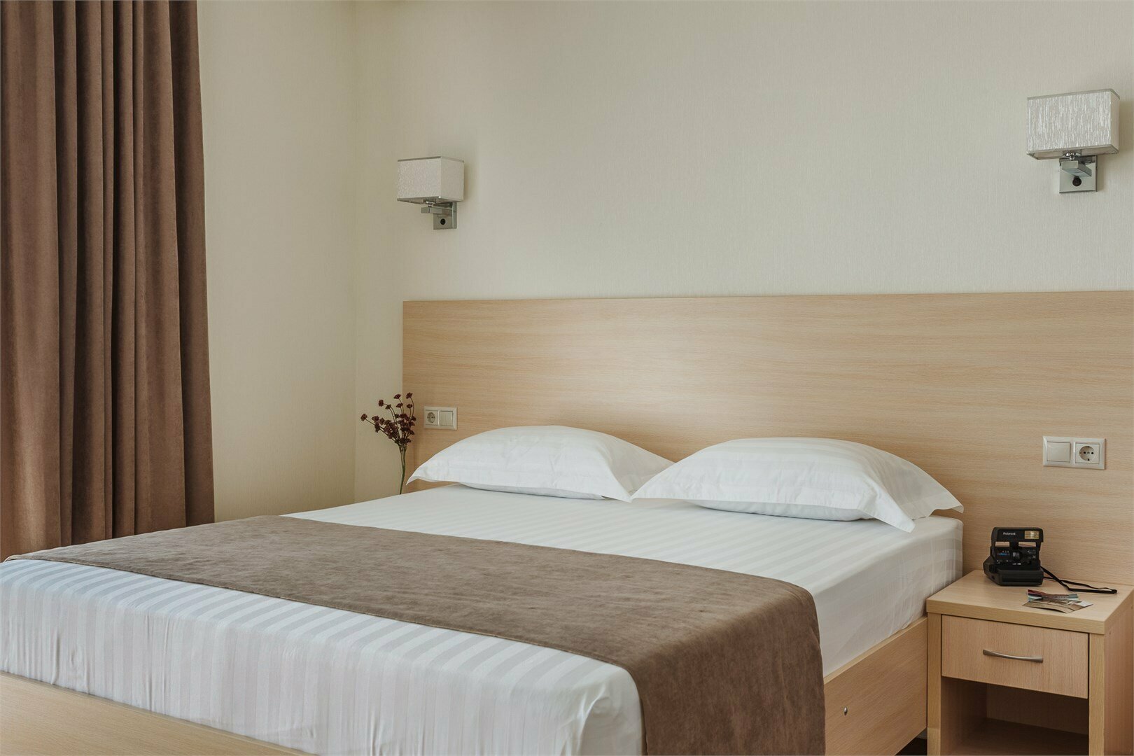 Стандартный двухместный номер с фрагментарным видом на море