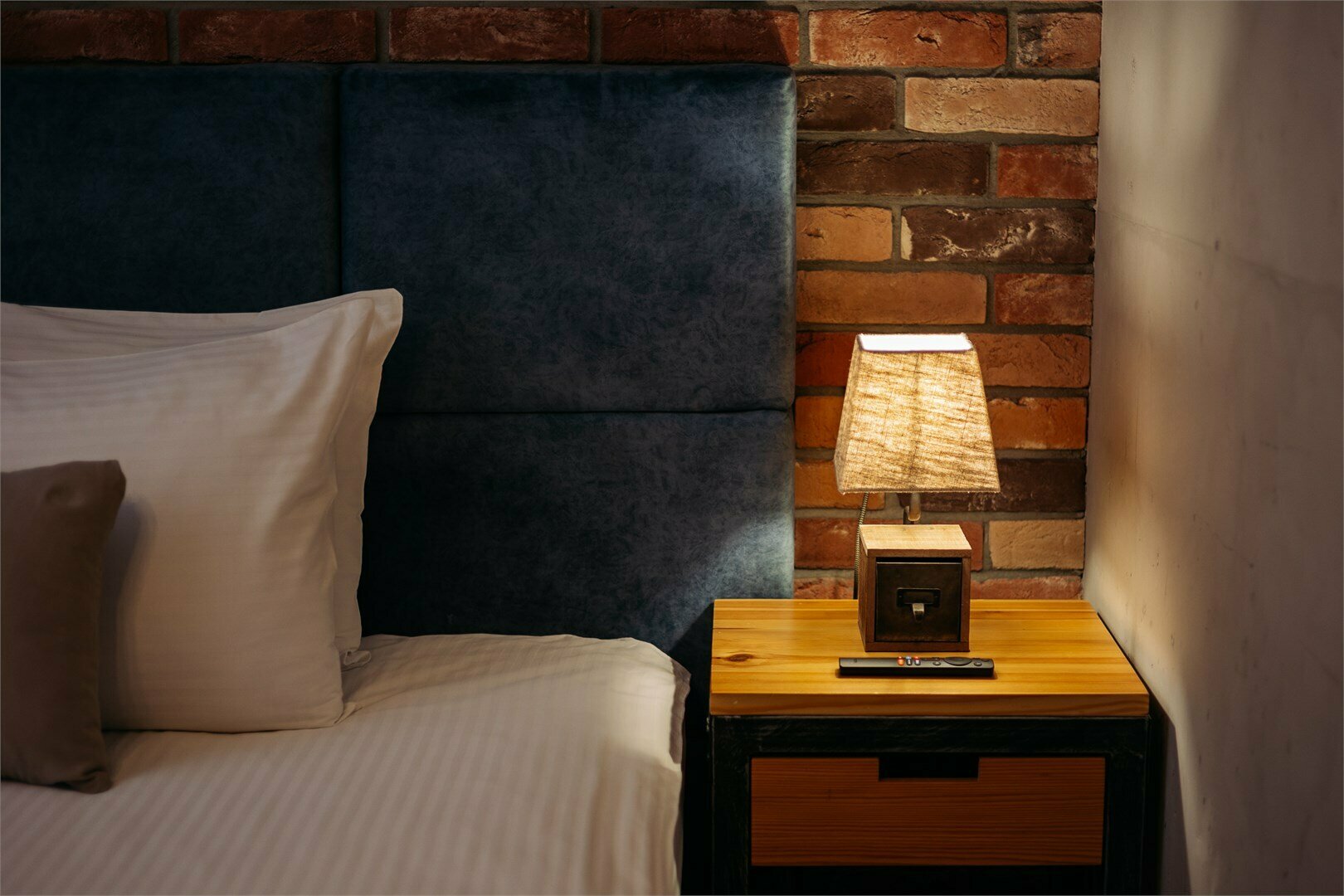 Одноместный номер с полутороспальной кроватью в стиле лофт