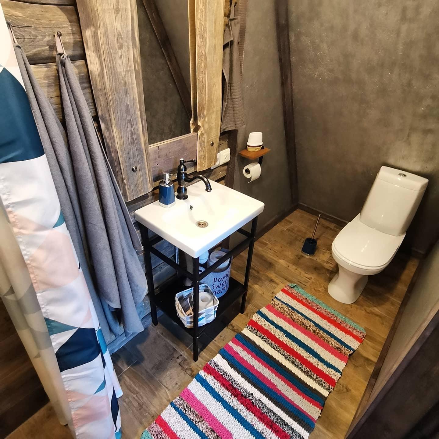 шалаш ГЕКЕН заезд с 15:00, выезд до 12:00 (Двуспальное место на пандусе (2 этаж) и раскладной диван на первом этаже)