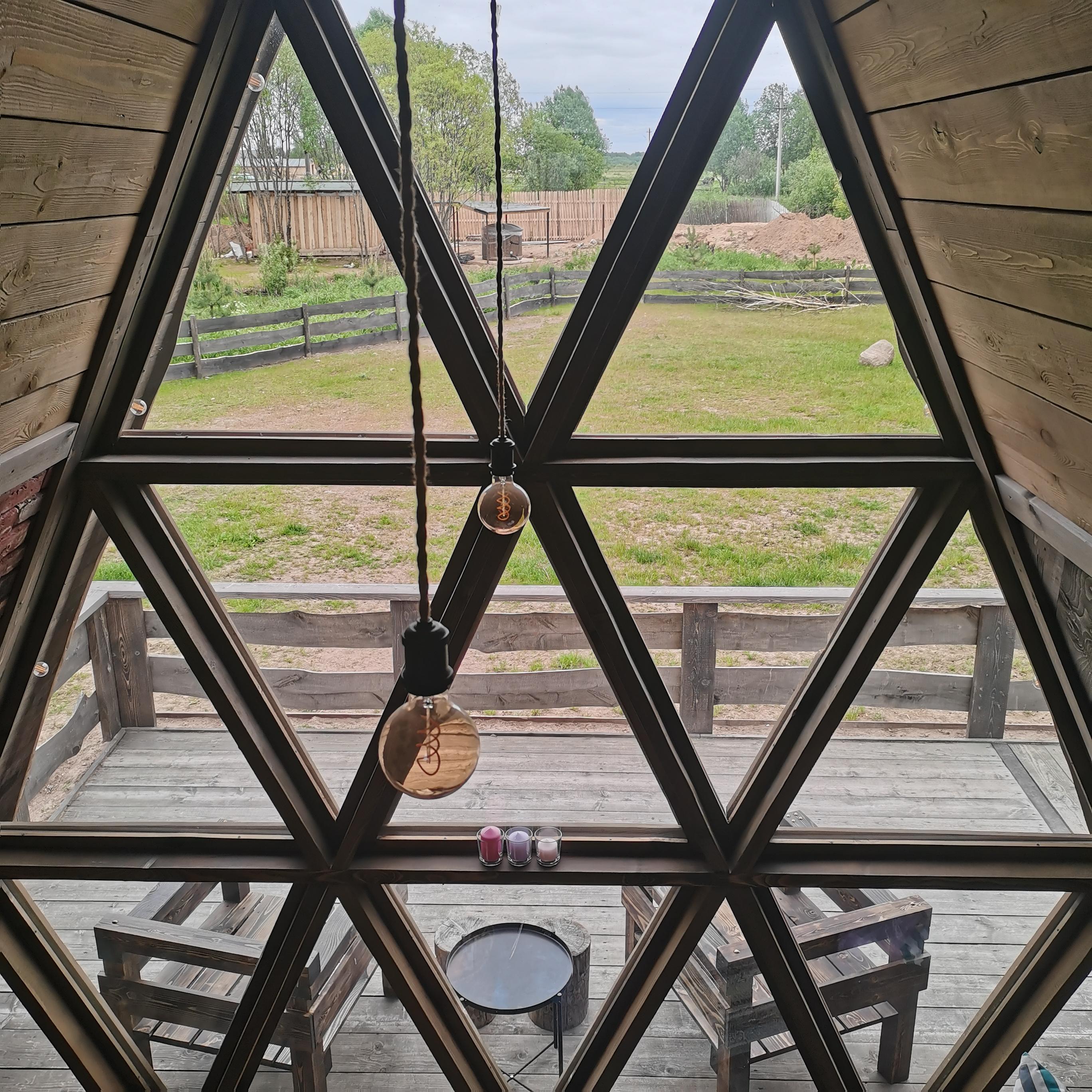 шалаш ГЕКЕН заезд с 15:00, выезд до 12:00 (Двуспальное место на пандусе (2 этаж) и раскладной диван на первом этаже)