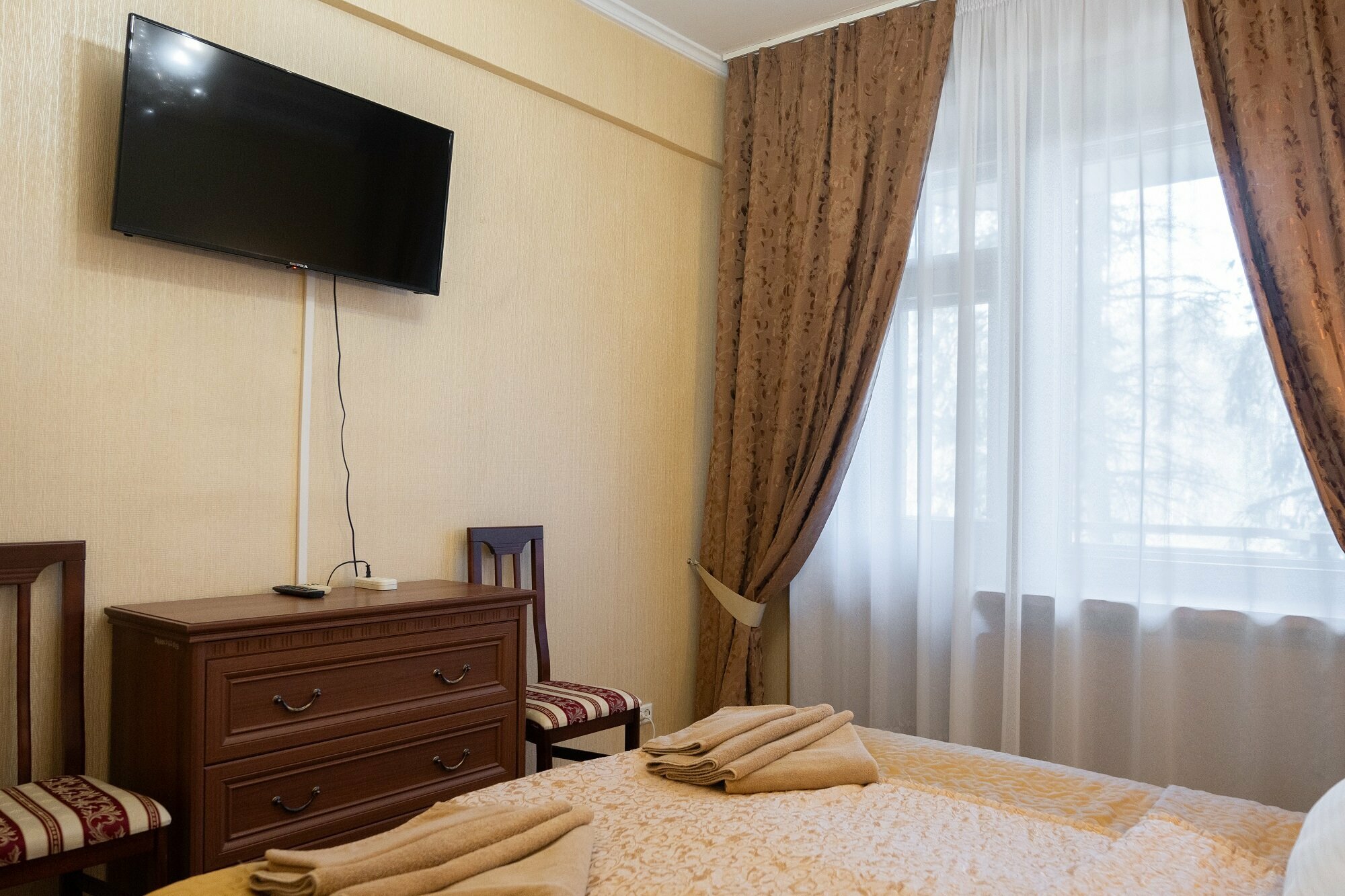 Люкс двухкомнатный (2 корпус) (одна кровать)