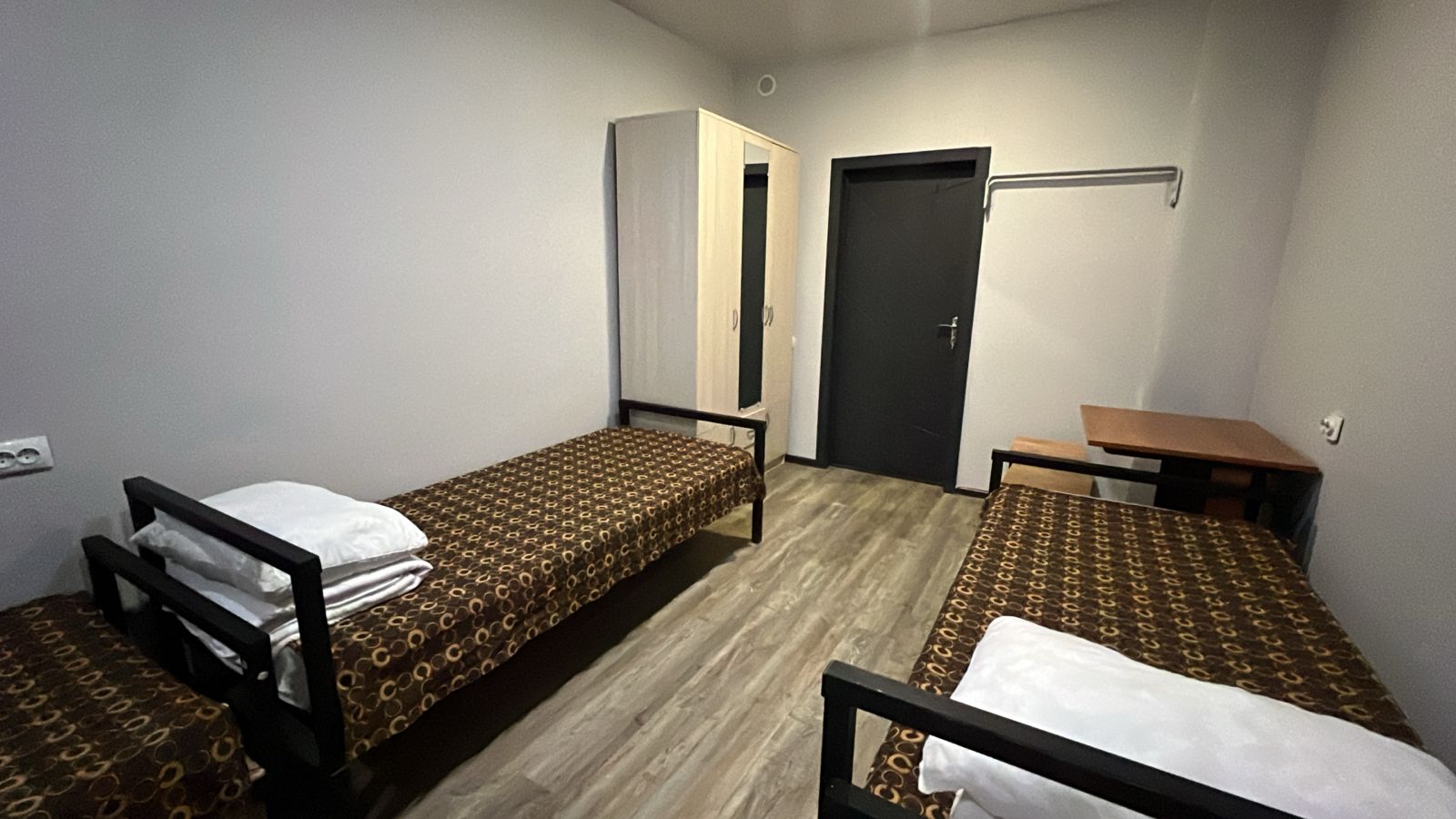 Трехместный номер с общей ванной комнатой