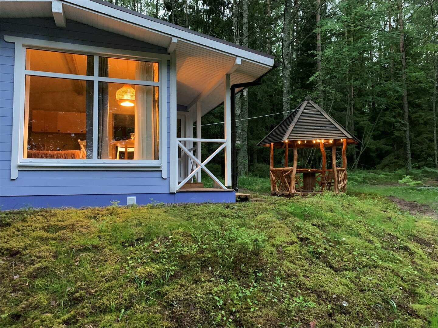 Коттедж с беседкой