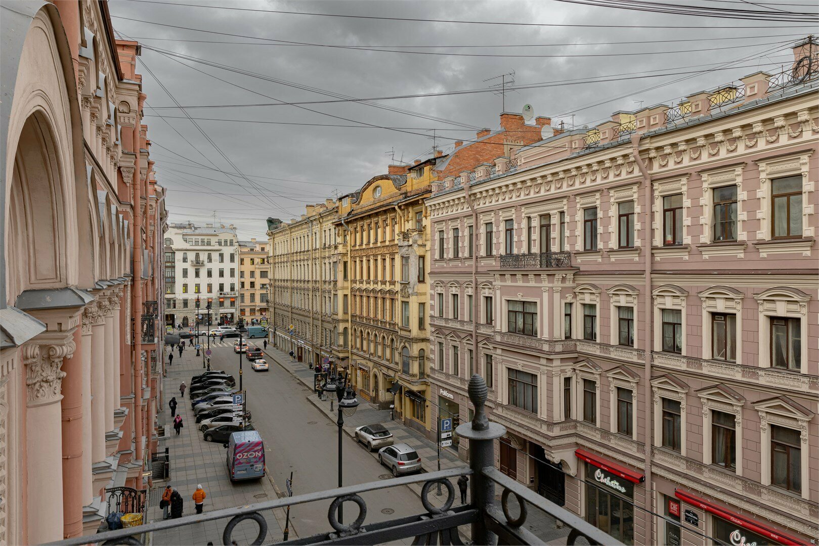 Большой номер с 1 кроватью, креслом и видом на Рубинштейна