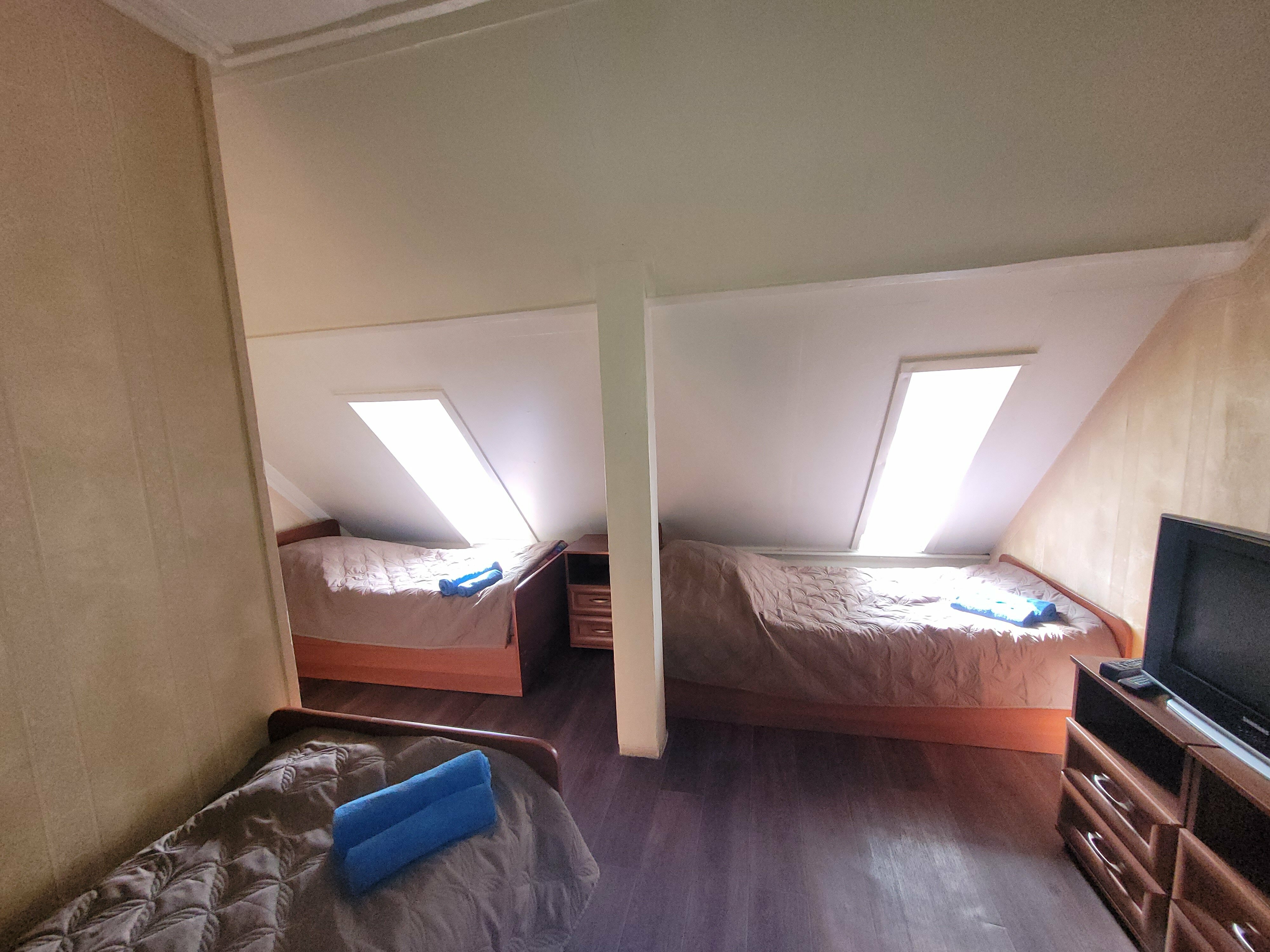 Трехместный номер с общей ванной комнатой