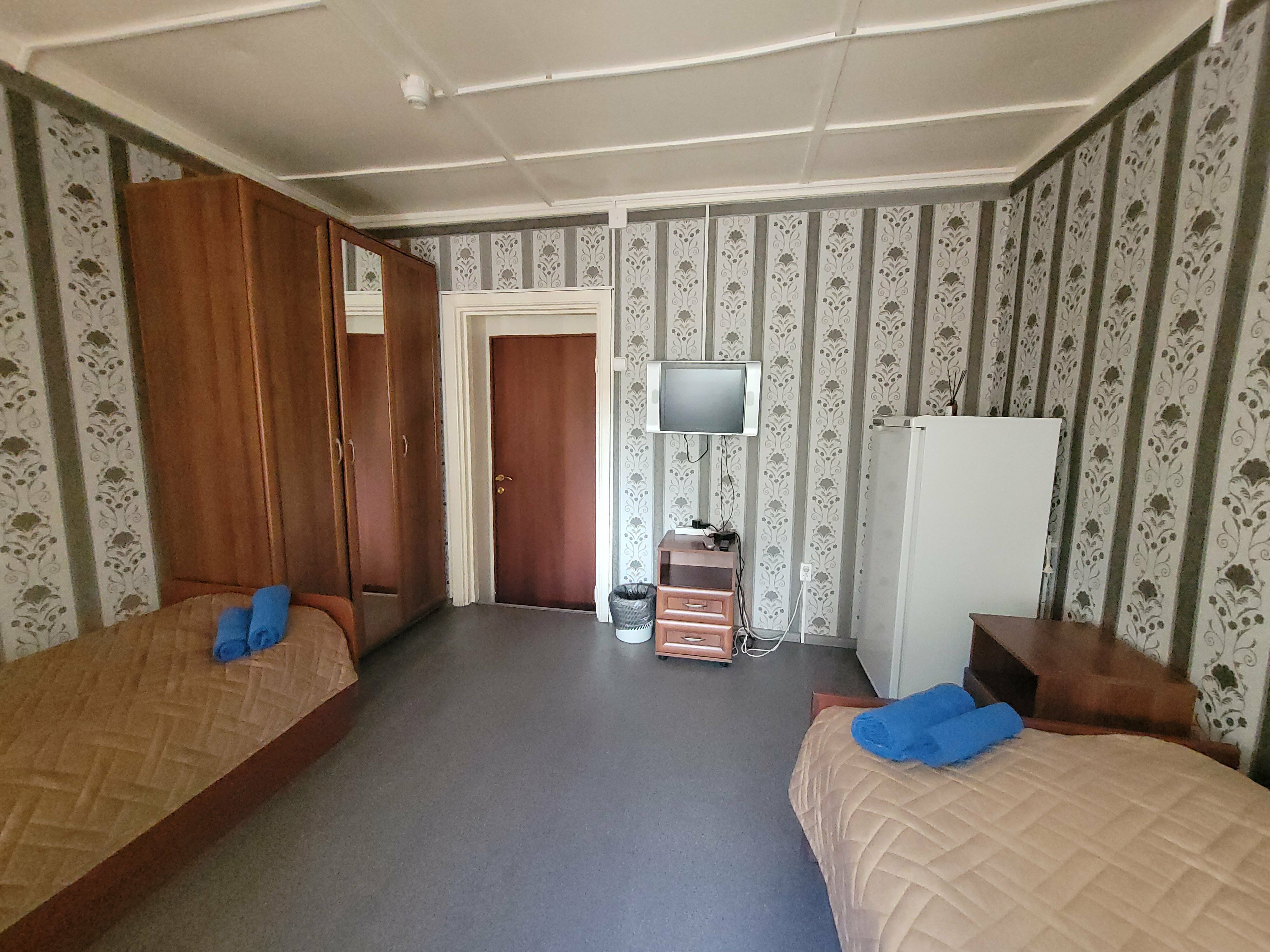 Четырехместный номер эконом-класса с общей ванной комнатой