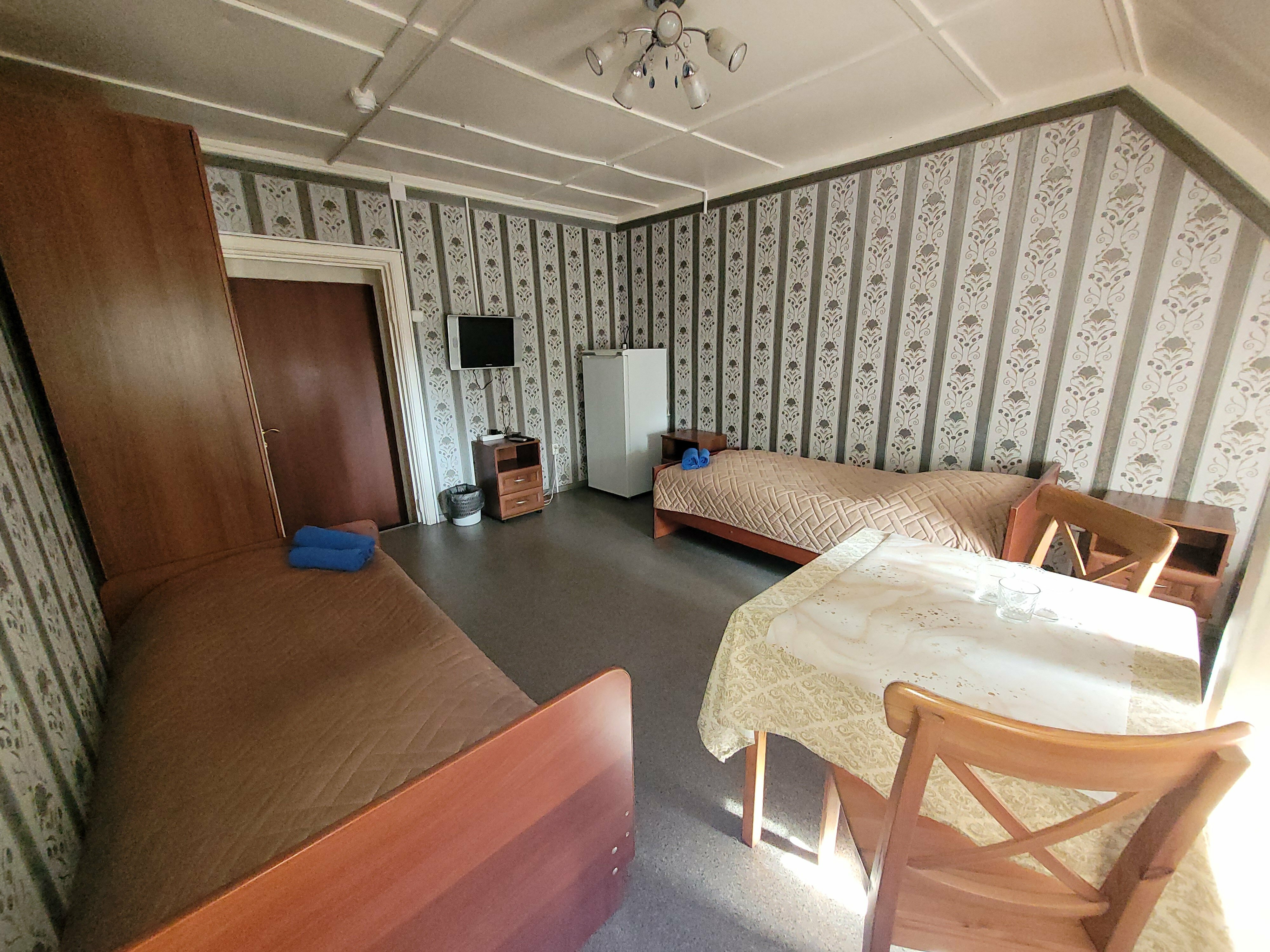 Четырехместный номер эконом-класса с общей ванной комнатой