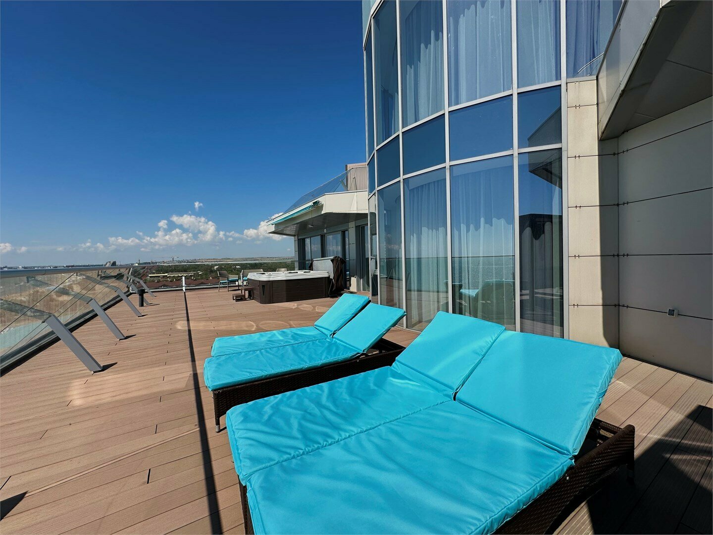 Трехкомнатные Апартаменты с джакузи и видом на море