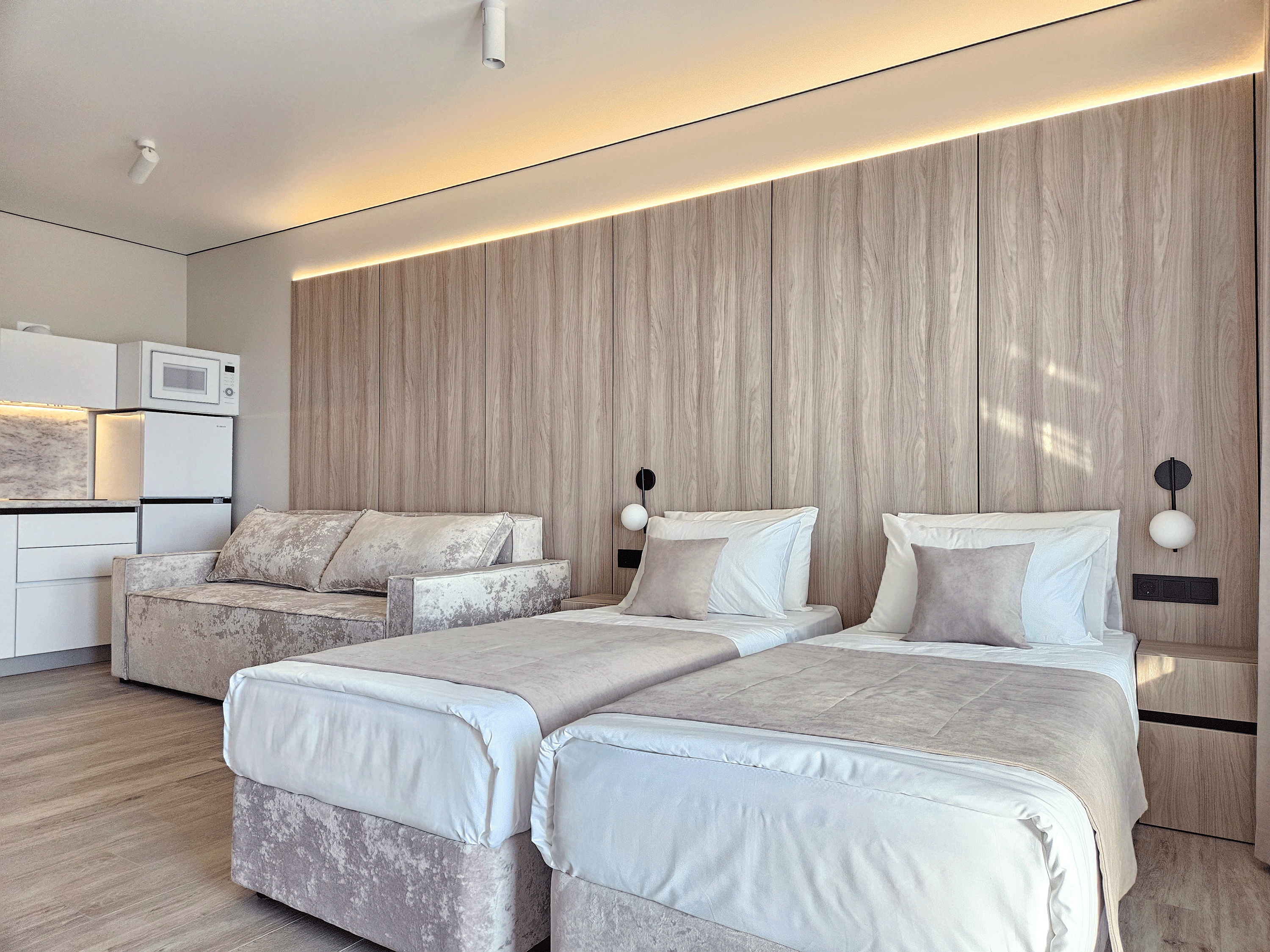 Studio room с двумя раздельными кроватями или одной большой и диваном на верхнем этаже с террасой