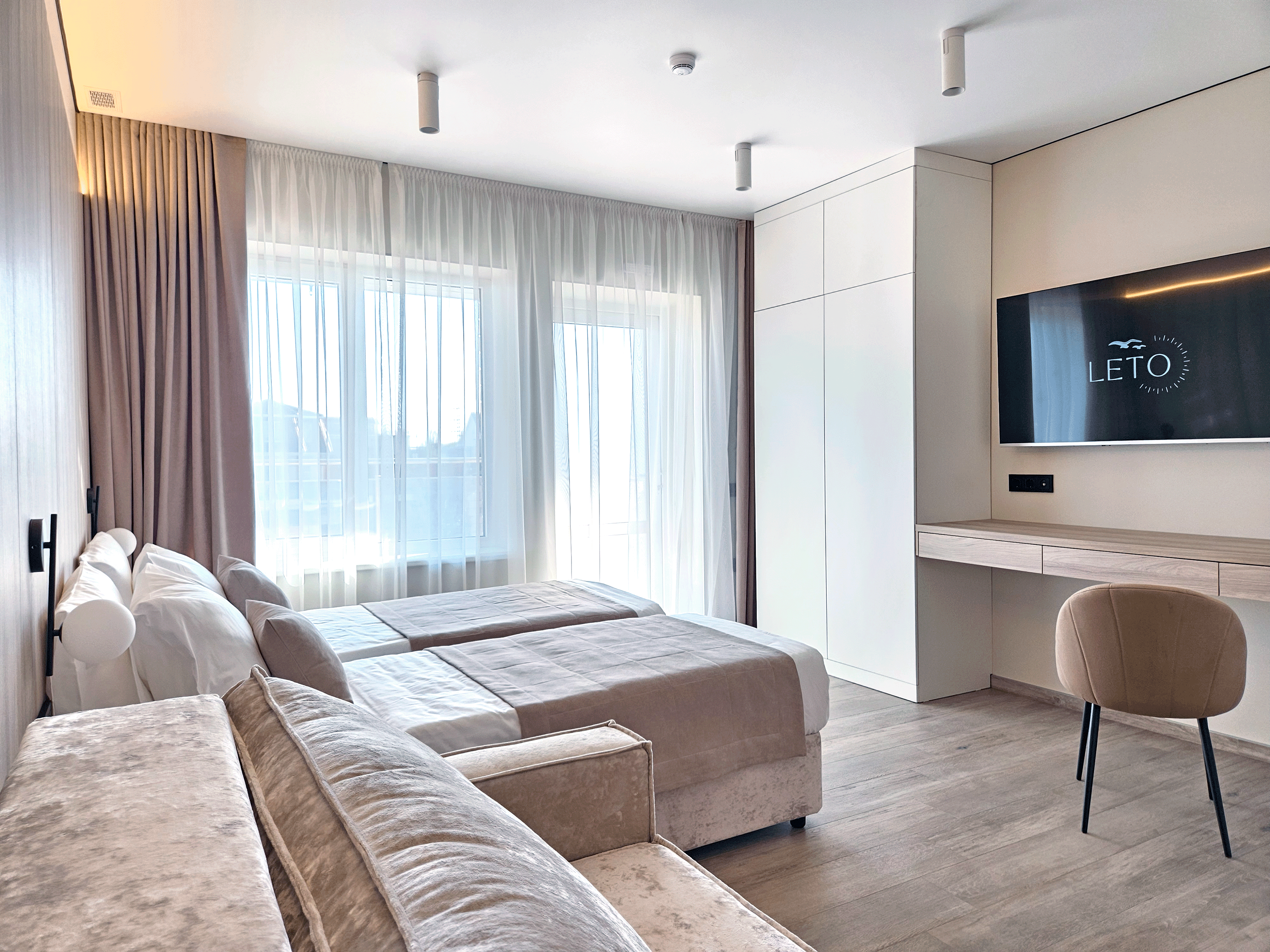 Studio room с двумя раздельными кроватями или одной большой и диваном на верхнем этаже с террасой