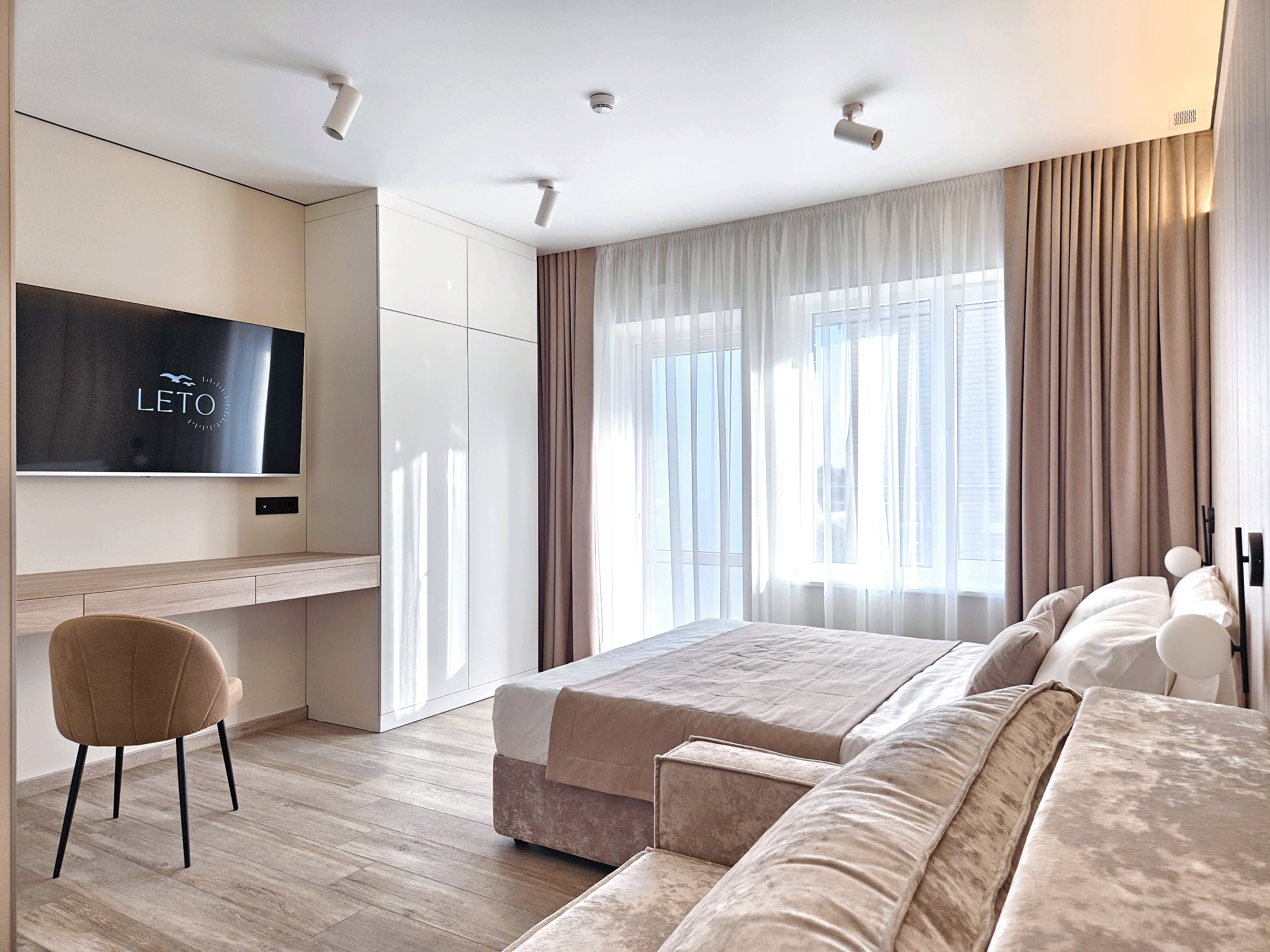 Studio room с одной большой кроватью и диваном на верхнем этаже с террасой