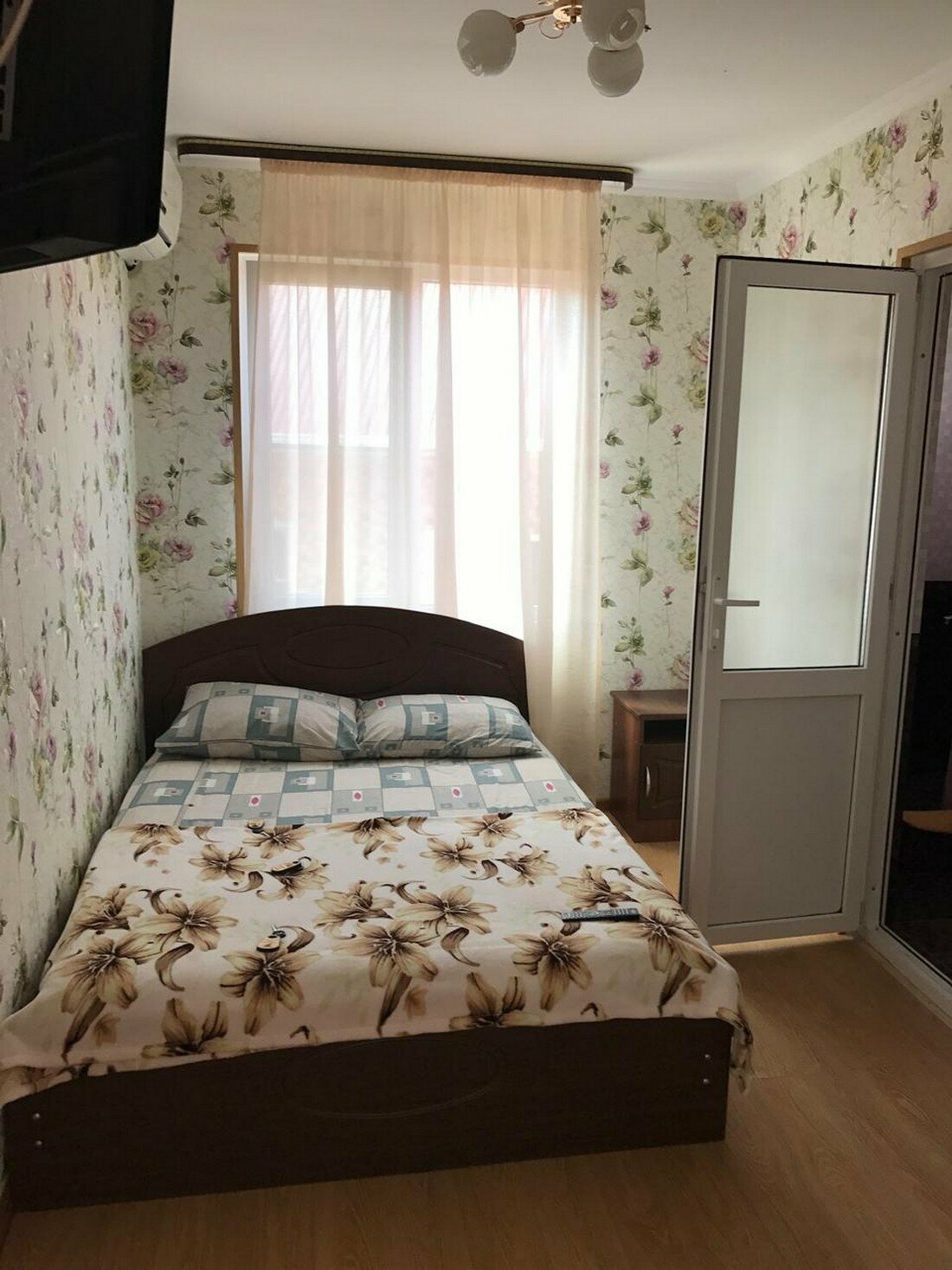 Красивый номер с двухспальной кроватью