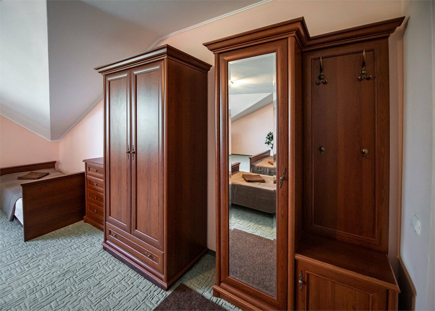 Четырёхместный номер с двуспальной кроватью и двумя односпальными