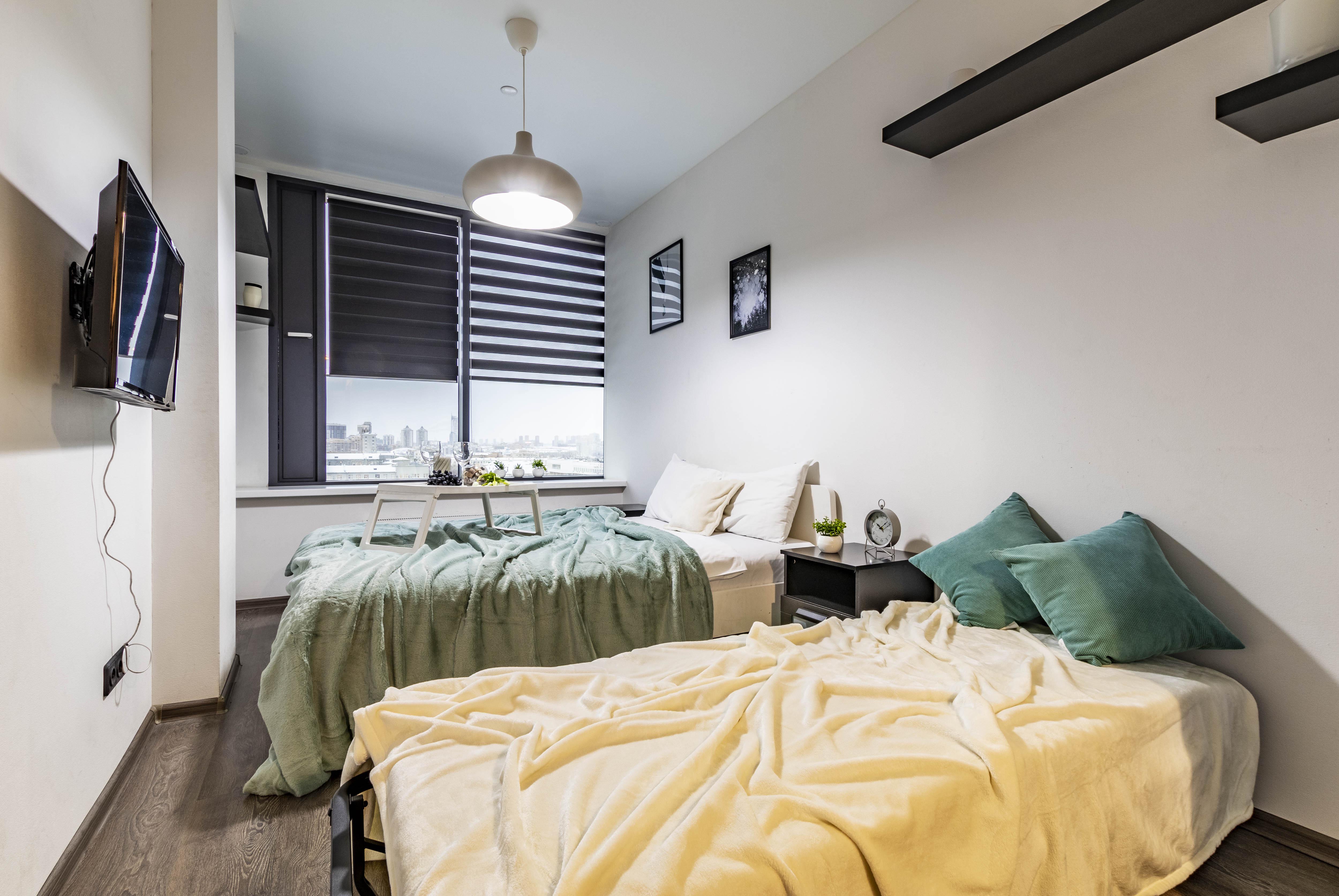 10. Стильный трёхместный номер с видом (13)