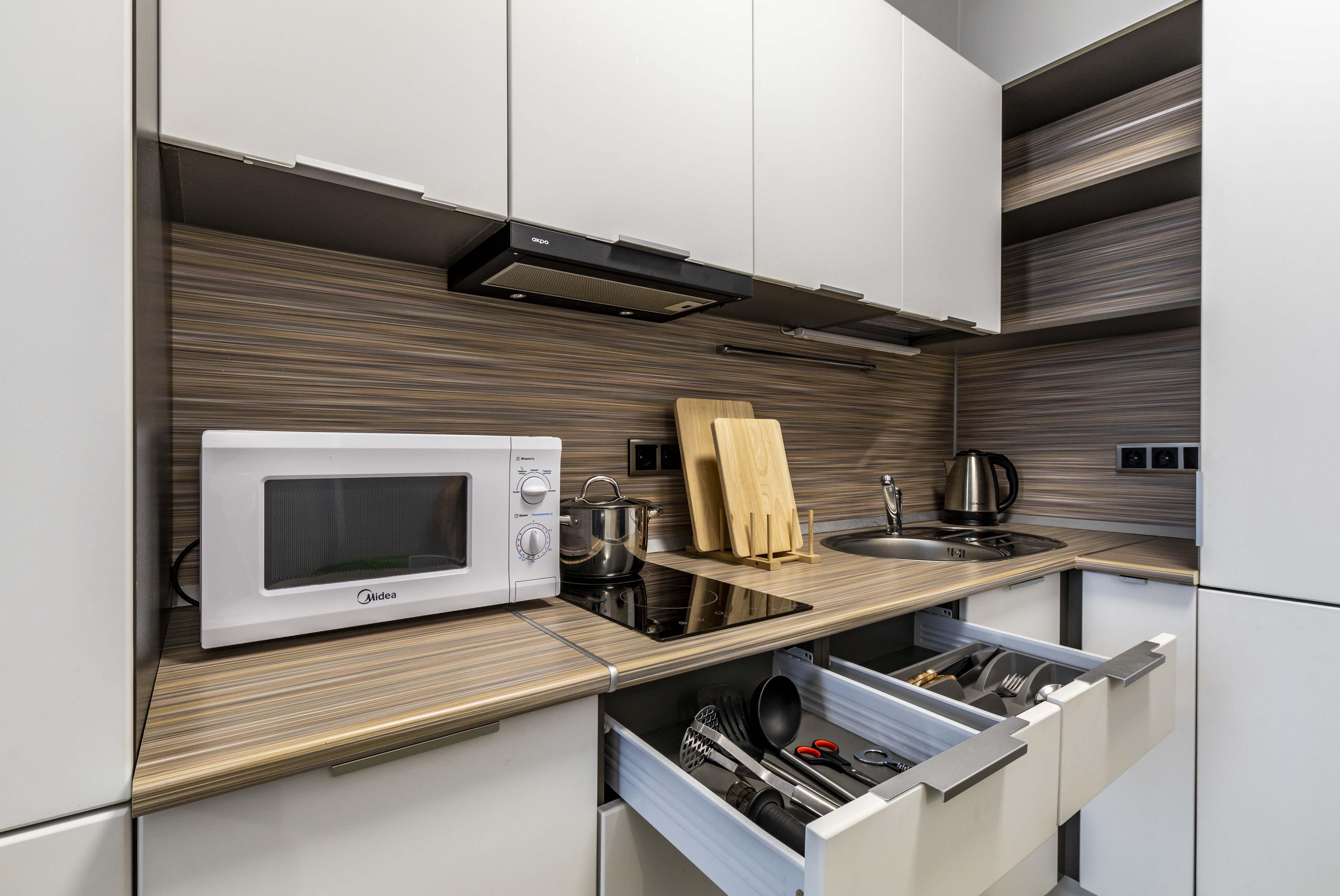 11. Трёхместный номер с видом на город (13)