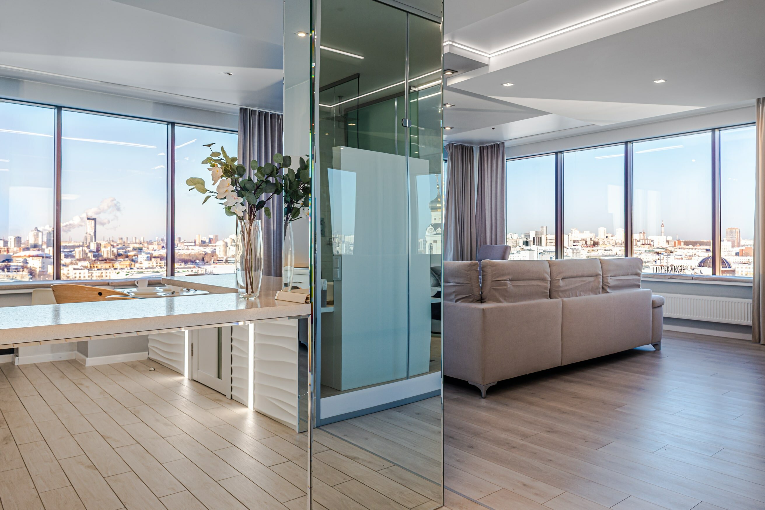 14. Угловой люксовый апартамент с панорамным видом на город (10)