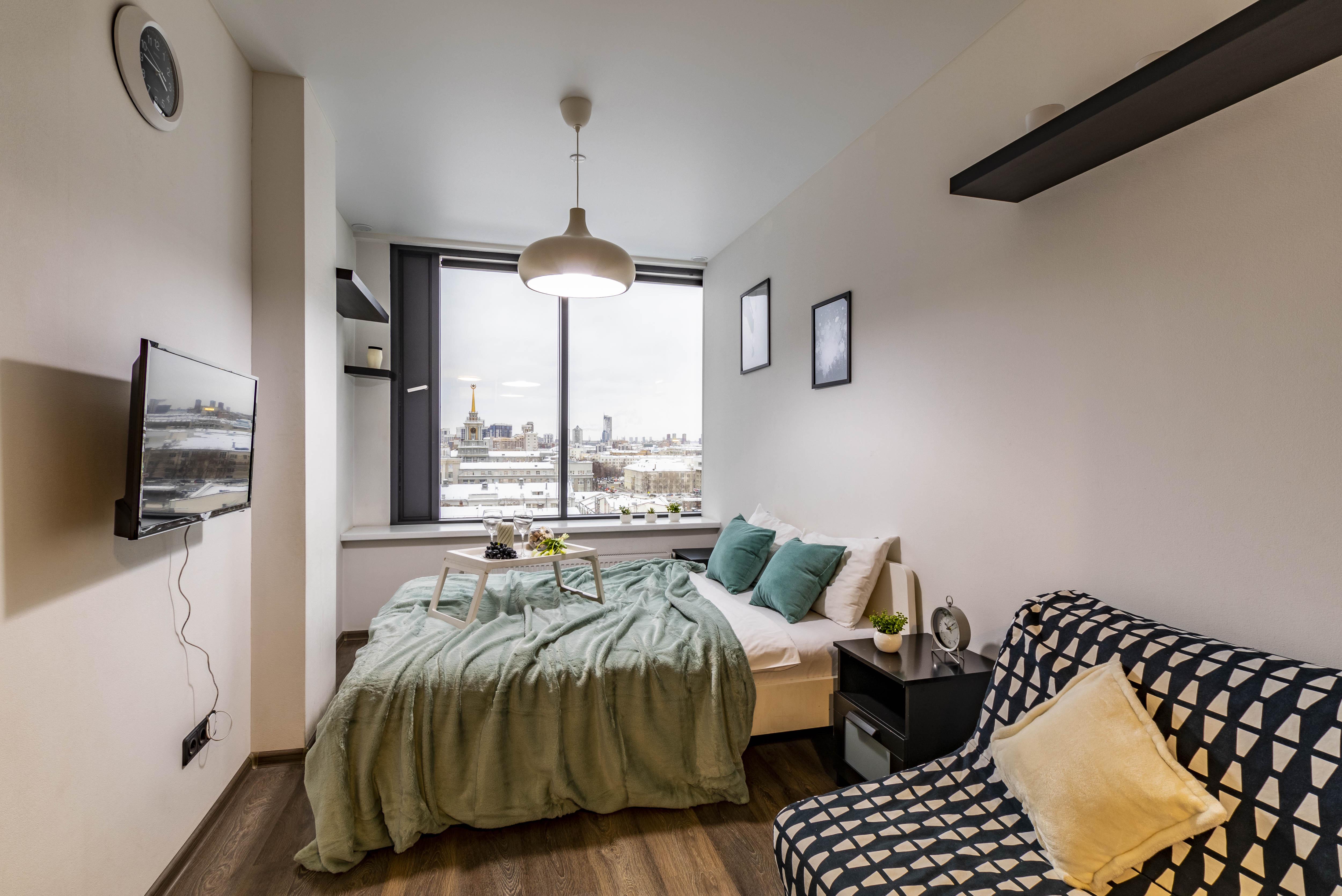 10. Стильный трёхместный номер с видом (13)